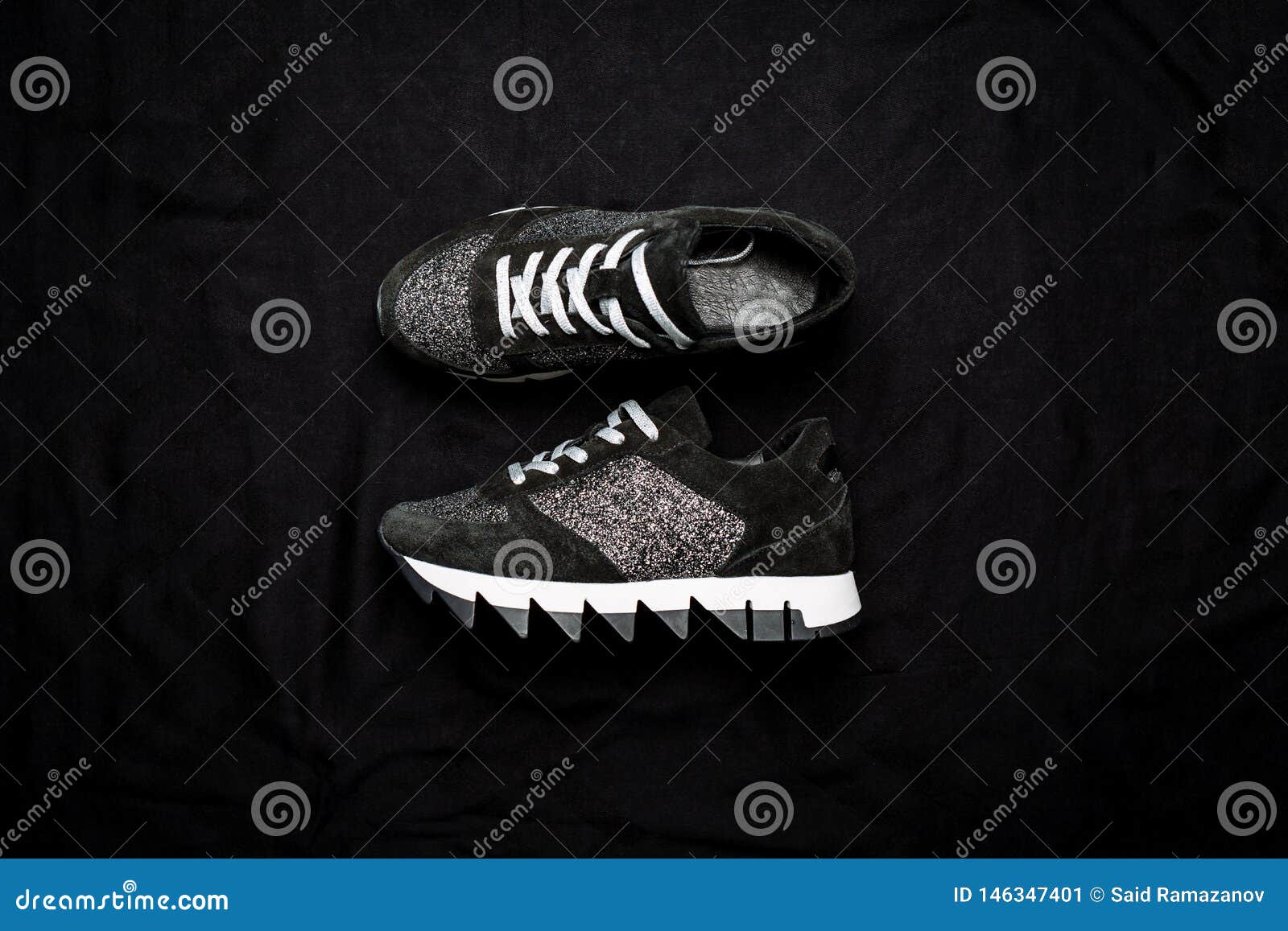Zapatillas De Deporte Negras Del Ante Con Las Lentejuelas De Plata En Un Fondo Tejido Negro Imagen de archivo - Imagen de fondo, zapatos: 146347401