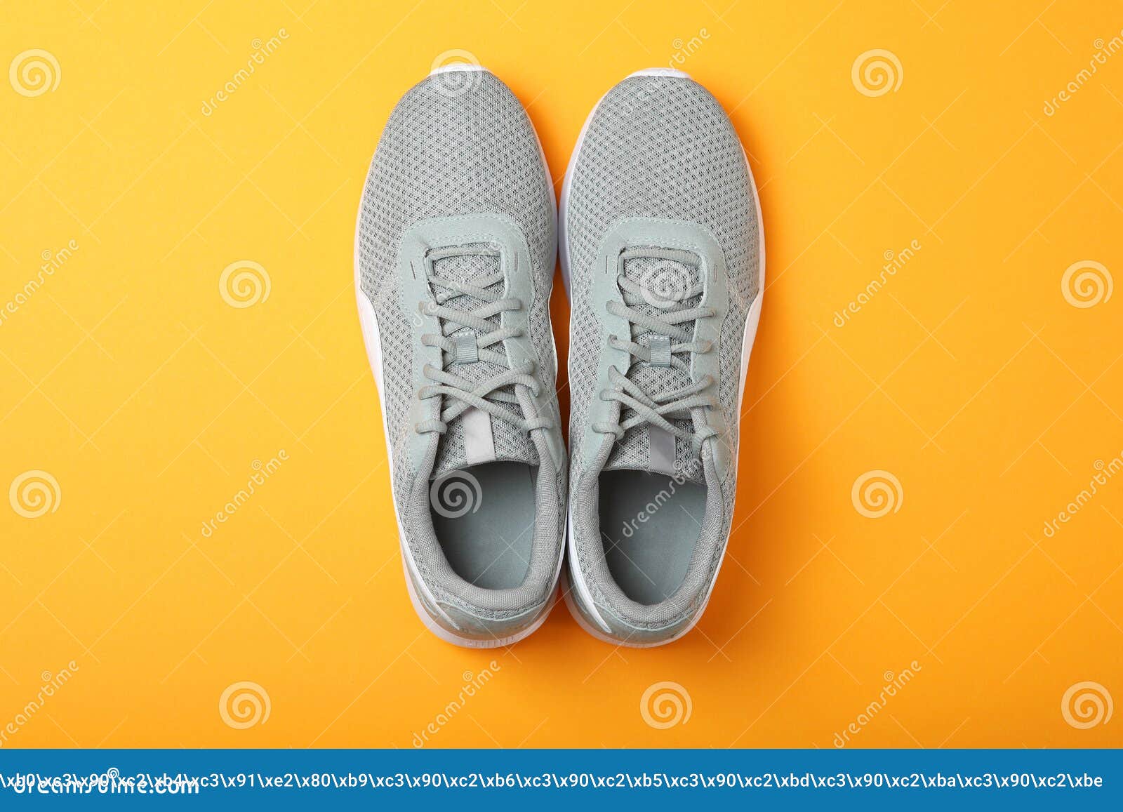 Zapatillas de deporte para hombre sobre un fondo de color