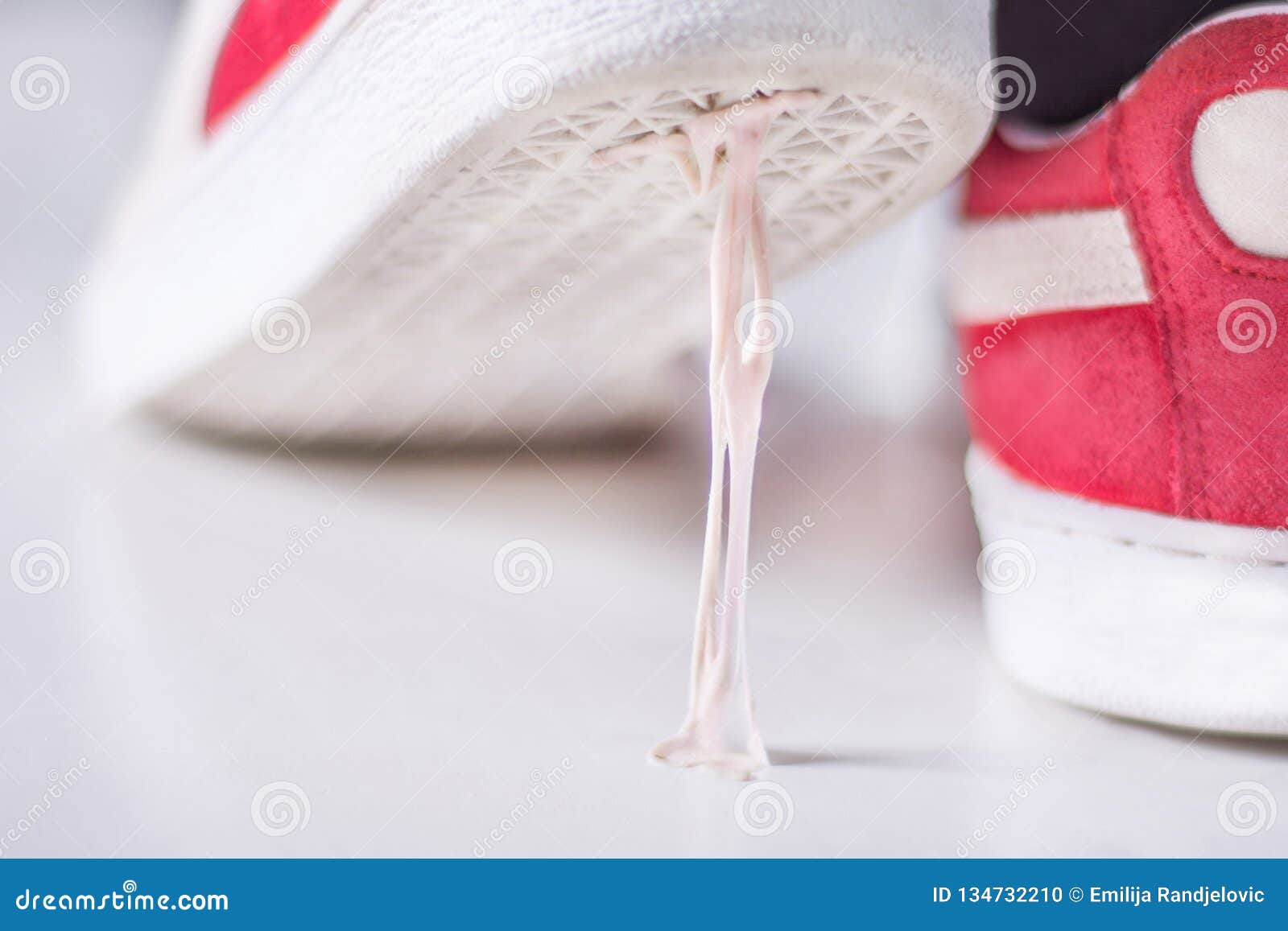 Zapatillas De Deporte Que Caminan En Chicle En La Superficie Blanca de archivo - Imagen de burbuja, viscosidad: 134732210
