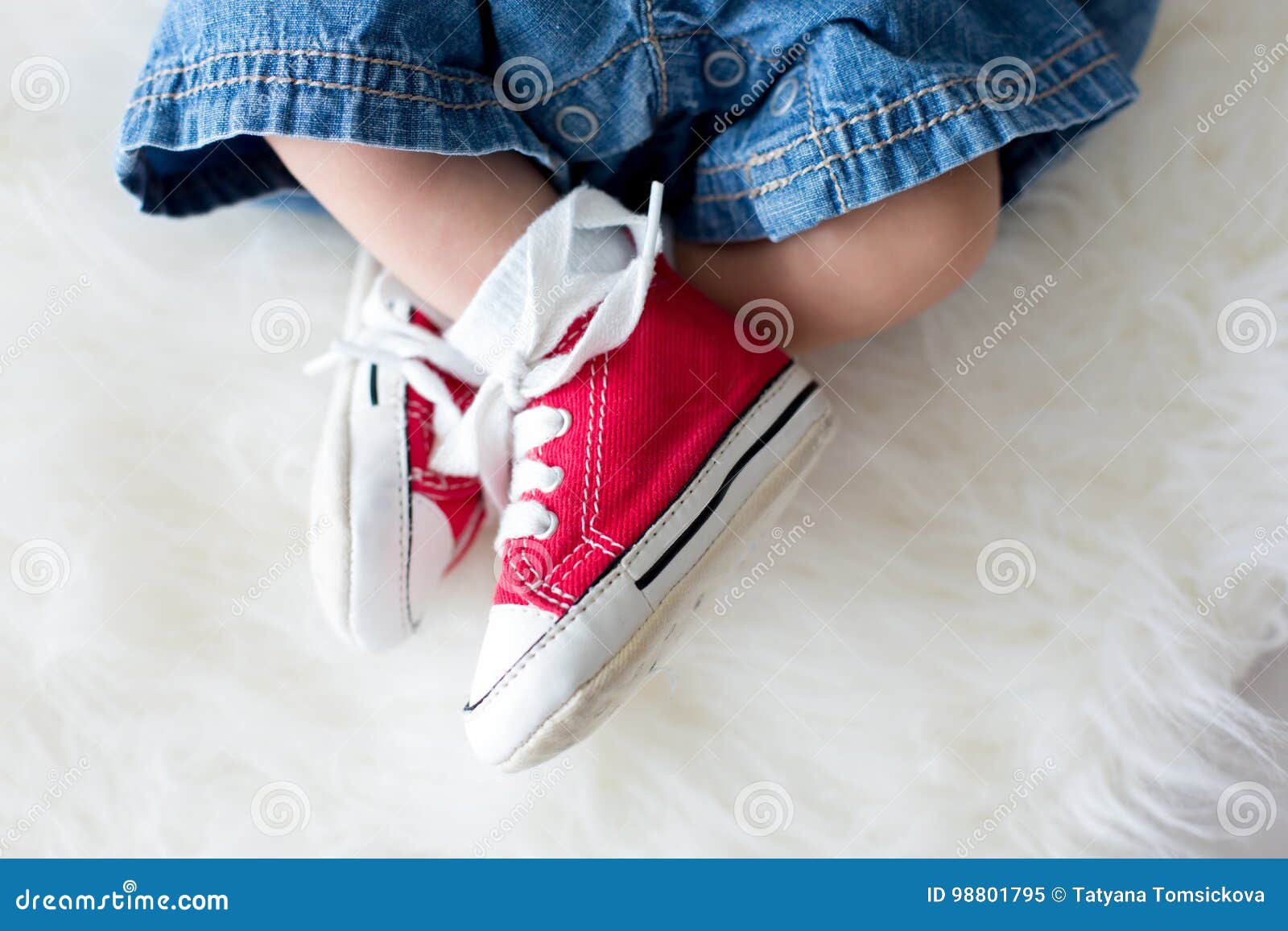 Zapatillas De Deporte Rojas De Moda Pequeños Pies Recién Los Bebés Imagen de archivo - de crema, nuevo: 98801795