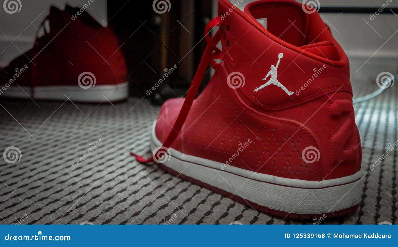 De Deporte Rojas Y Blancas Del Baloncesto De Nike MJ 23 Foto de archivo editorial - de fuerza, acontecimiento: 125339168