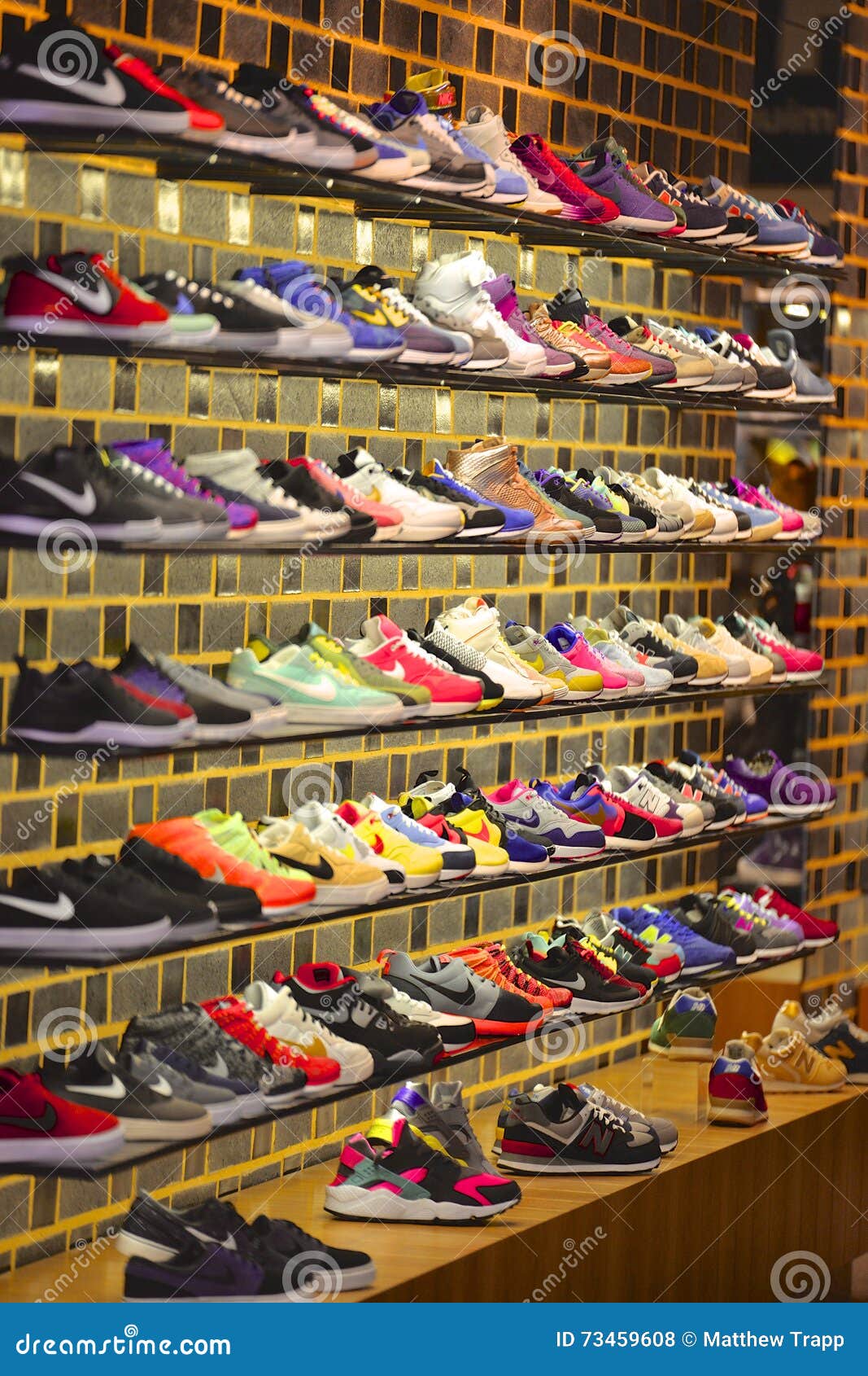 Zapatillas Deportivas En La Exhibición Una Tienda Foto de archivo - Imagen de consumidor: 73459608