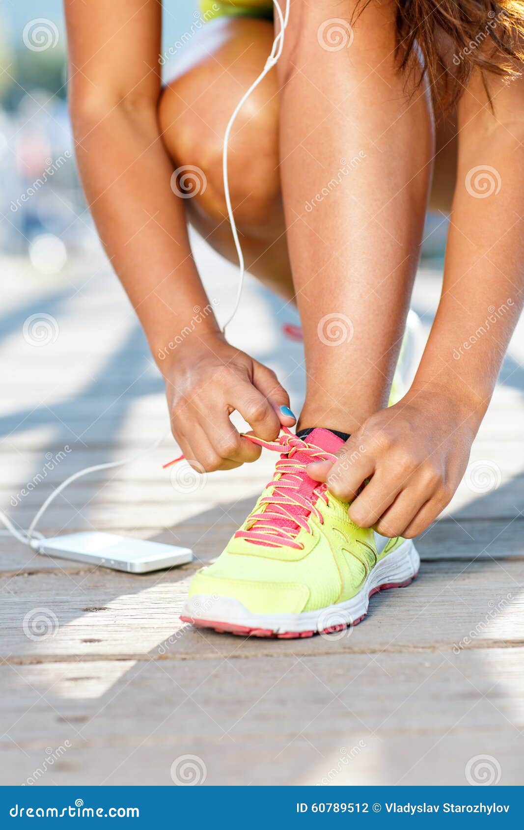 Zapatillas Deportivas - Mujer Que Ata El Primer De Los Cordones De