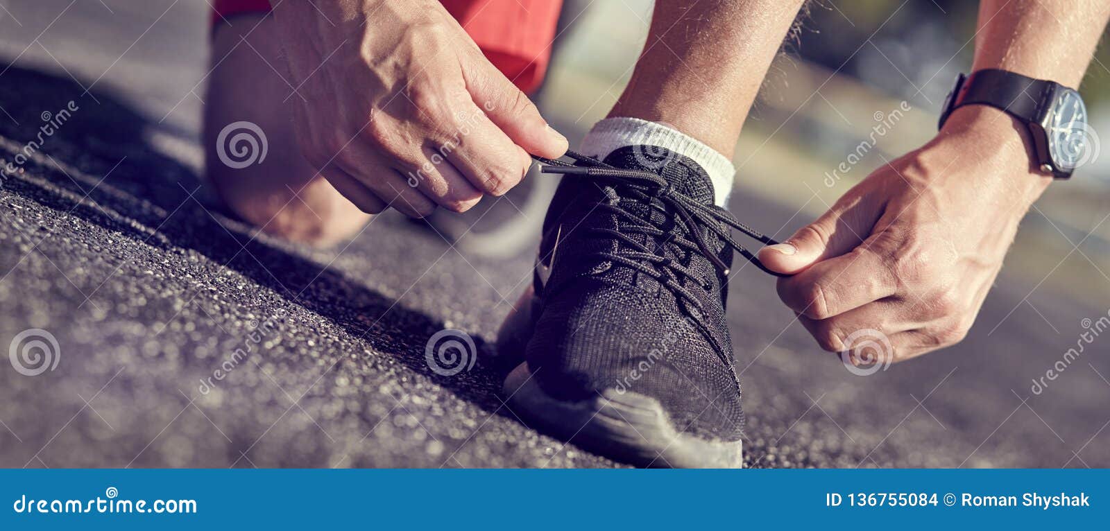 Zapatillas Deportivas - Mujer Que Ata El Primer De Los Cordones De