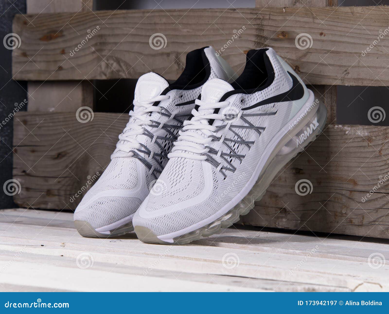 Máximas De Las Zapatillas Nike Air Blanco De 2015 Sobre El Fondo De Madera. Rusia Krasnoyarsk 10 De Julio De 2017 Fotografía editorial - Imagen de fashionable, deslumbrante: 173942197