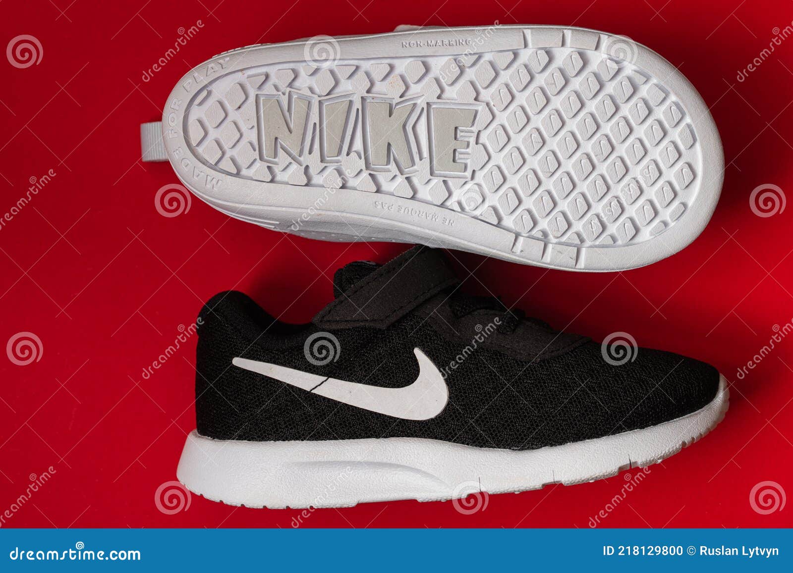 Zapatillas Nike Tanjun Tdv Negras Para Niño Imagen editorial - Imagen de aptitud: 218129800