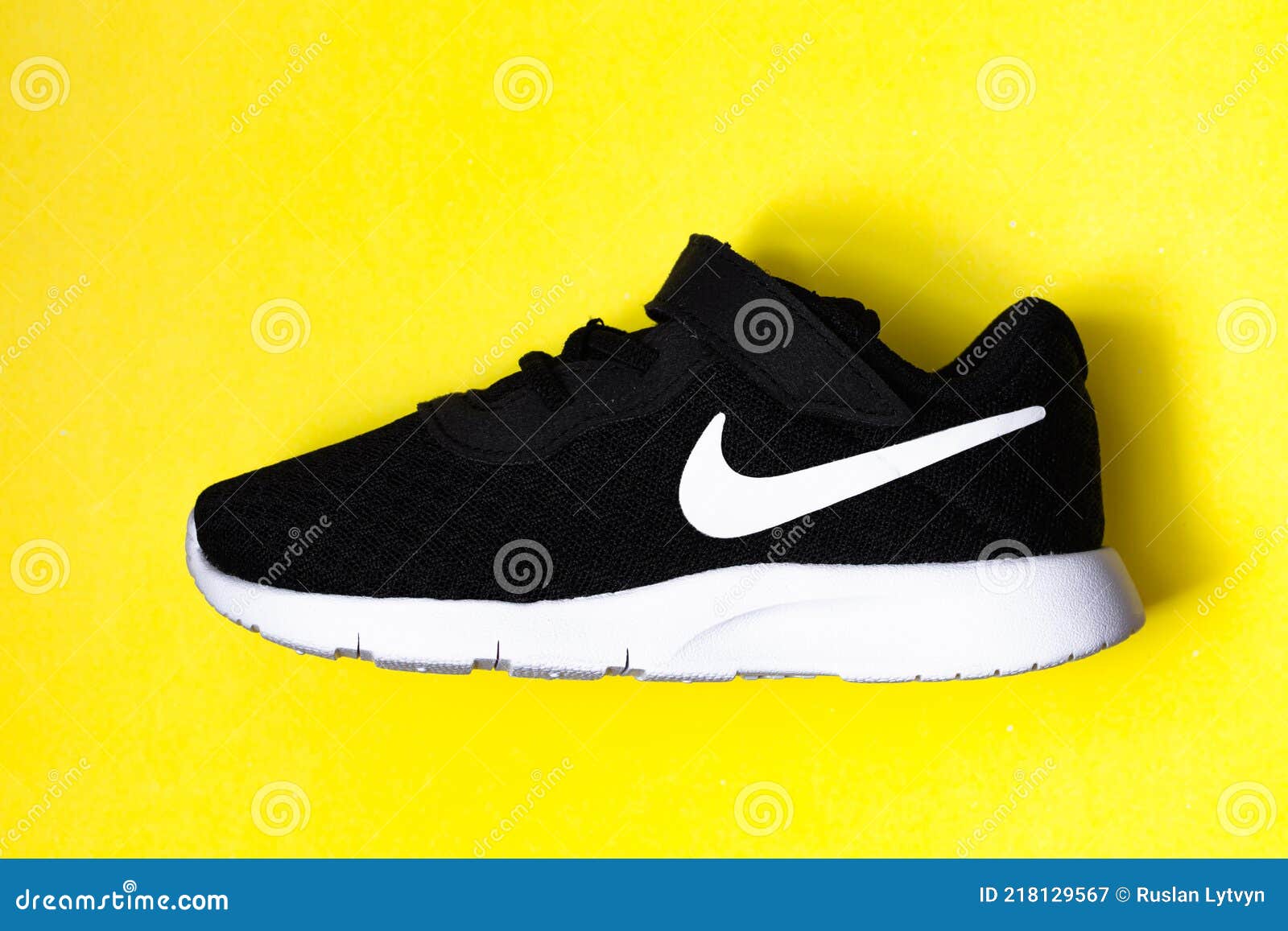 Zapatillas Nike Tanjun Tdv Negras Para Niños Fotografía editorial - atlético, zapato: 218129567