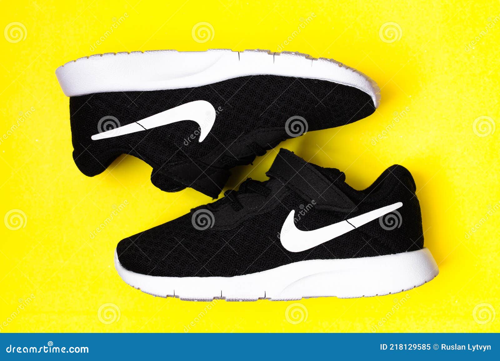 Zapatillas Nike Tanjun Tdv Negras Imagen editorial - Imagen de actividad: 218129585