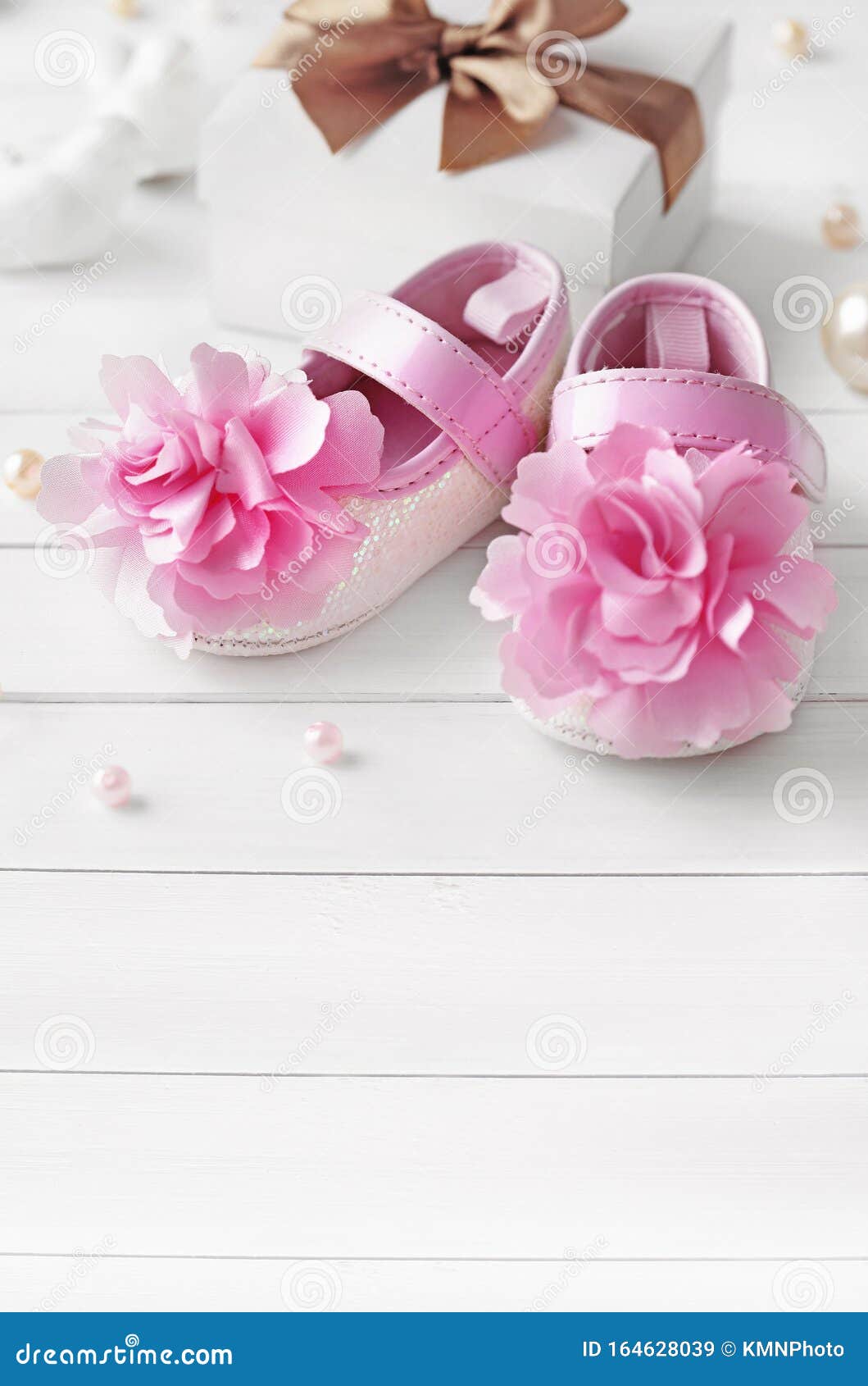 Zapatillas Para Bebés Para Imagen de archivo - Imagen de nuevo, zapatos: 164628039