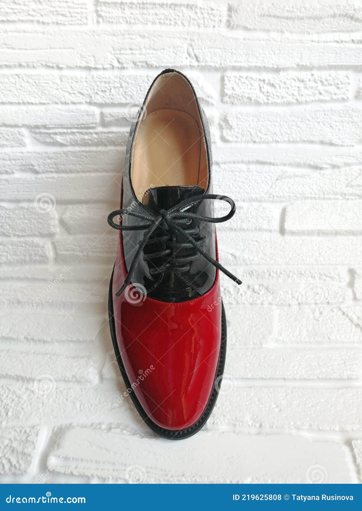 Zapato Charol Negro Y Rojo Para Sobre Fondo Blanco Vista Superior. Foto de archivo - Imagen de accesorio, nuevo: 219625808