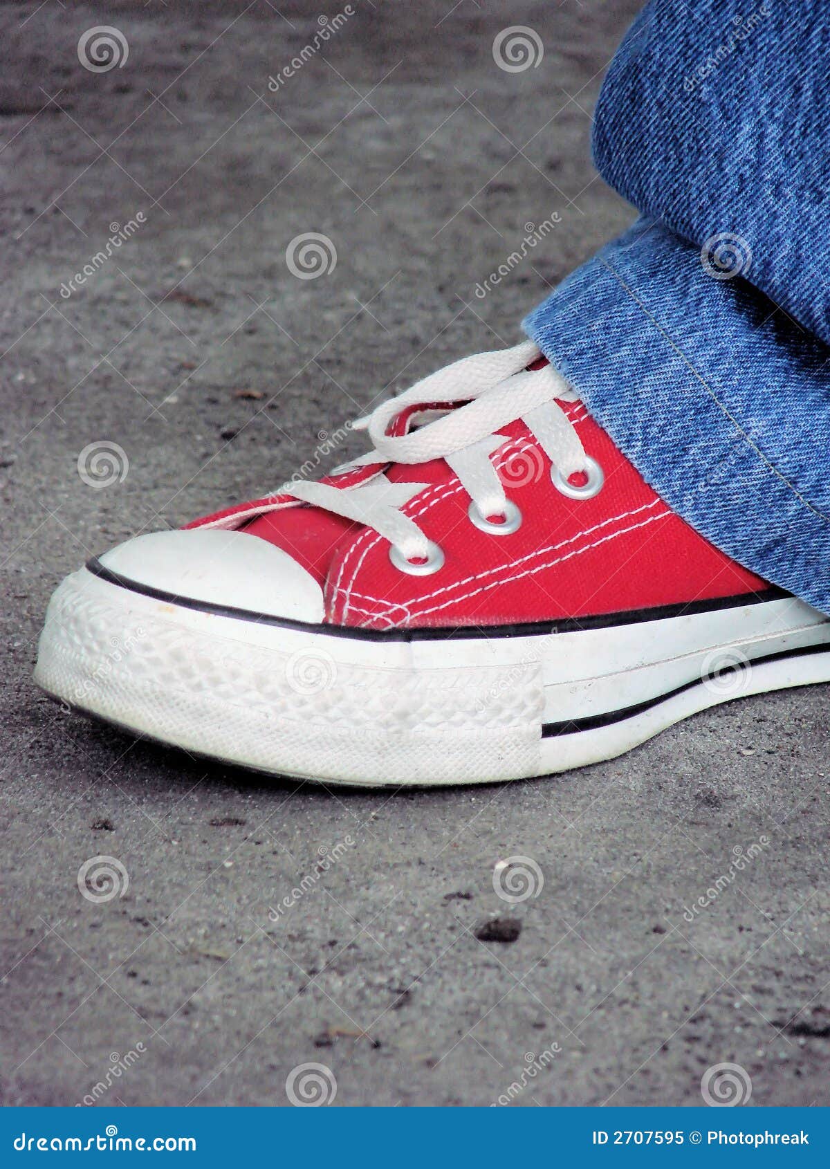 Zapato Tenis Y Rojos Imagen de archivo - Imagen de zapato, vaqueros: