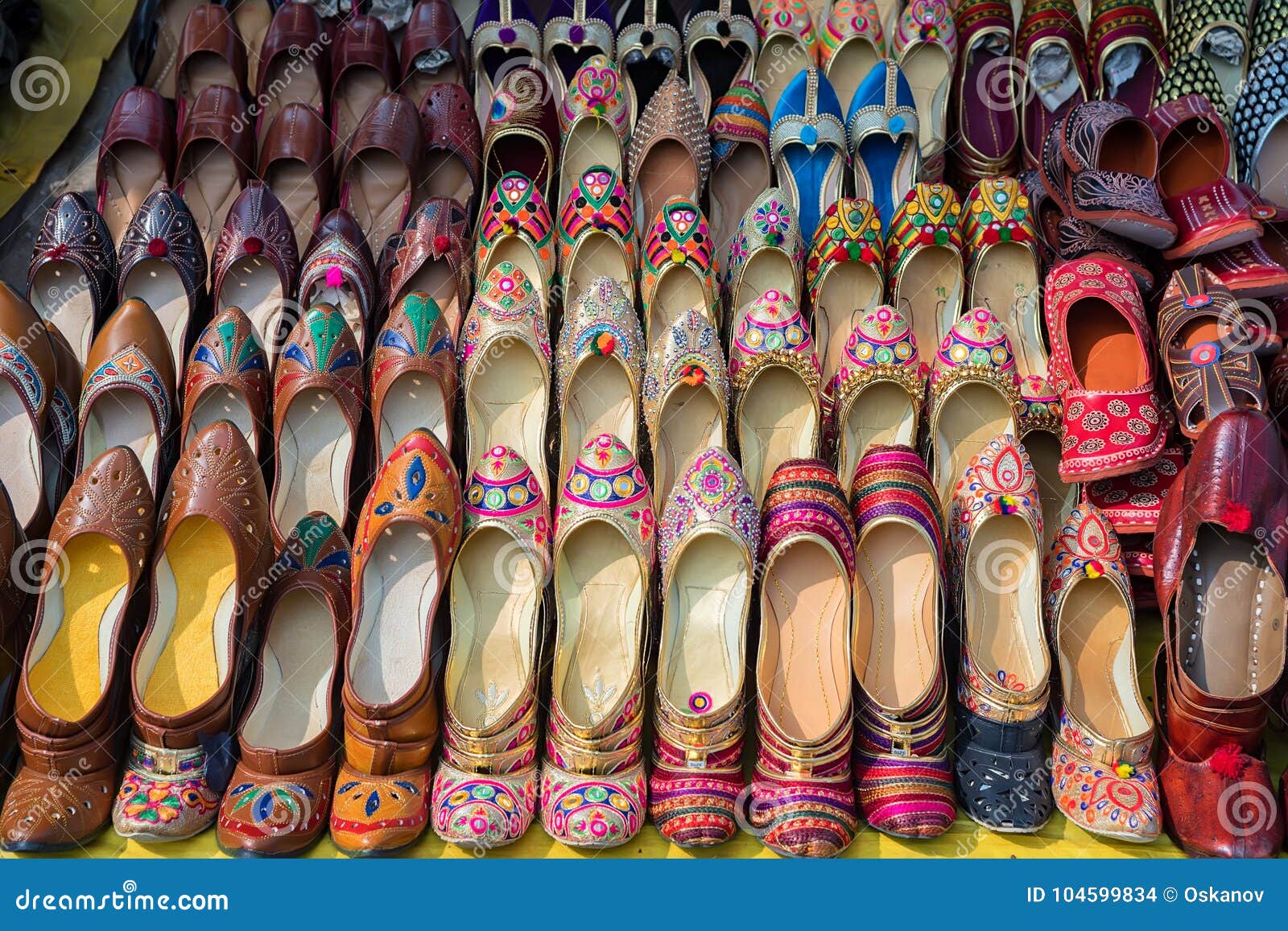 Zapatos étnicos En El Mercado En La India Foto de archivo - Imagen de cuero, hecho: 104599834