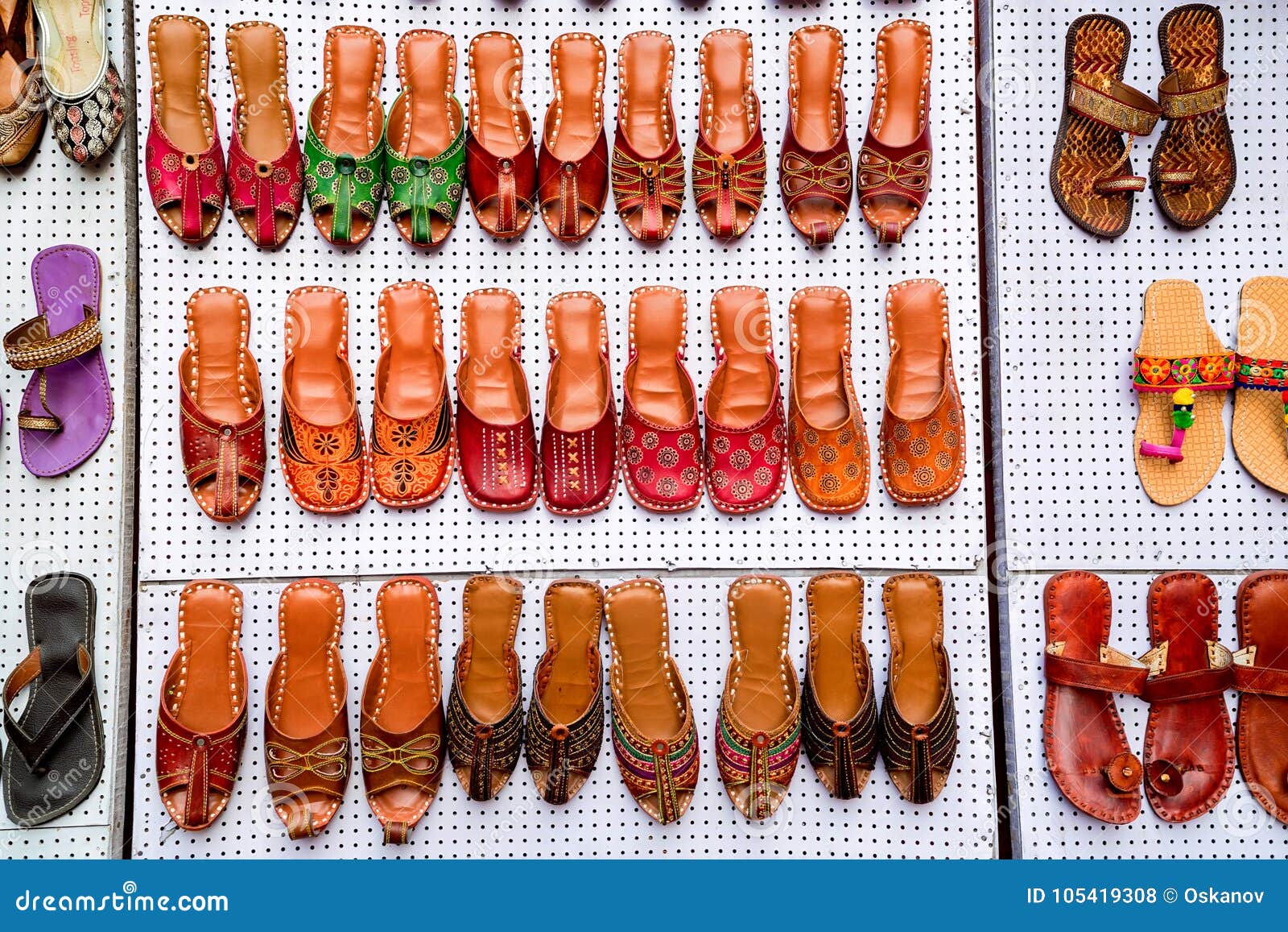 Zapatos étnicos Coloridos En El En La Foto de archivo - Imagen de deslizadores, 105419308
