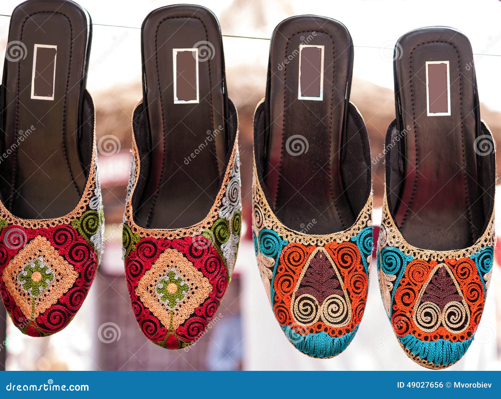 Zapatos étnicos Coloridos En Mercado De Pulgas En La India Foto archivo - de almacén: 49027656