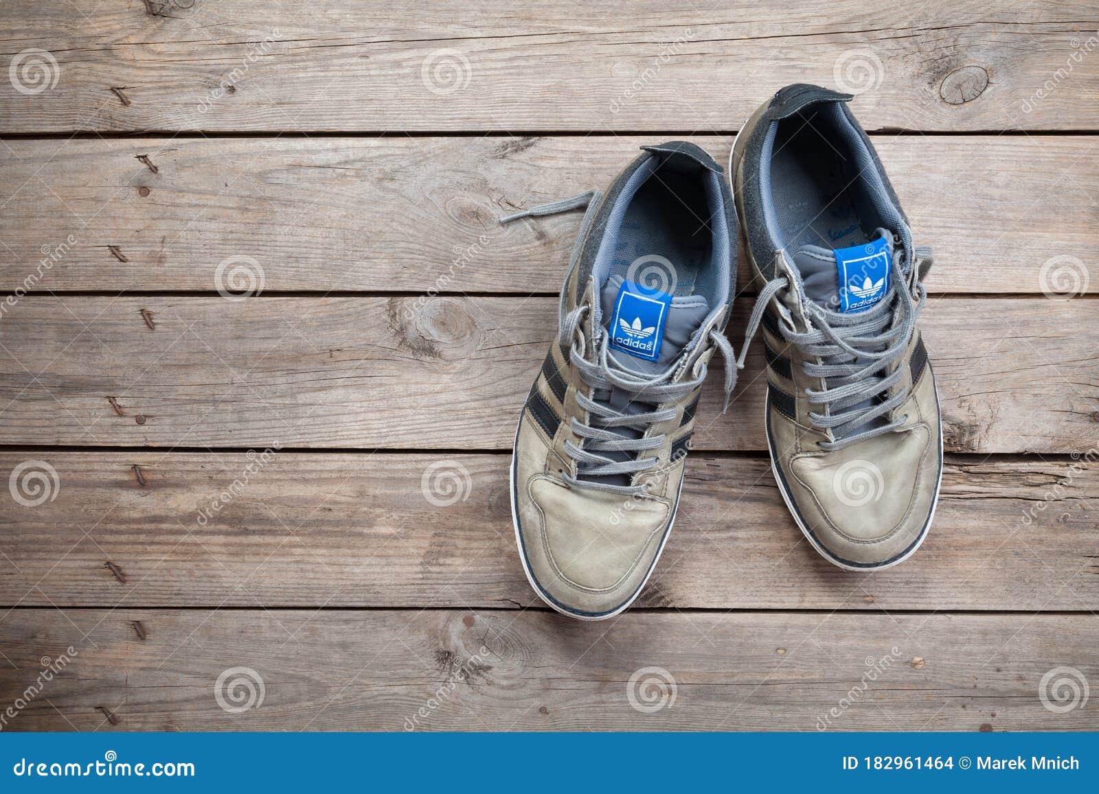Zapatos adidas usados imagen de archivo editorial. viejo -