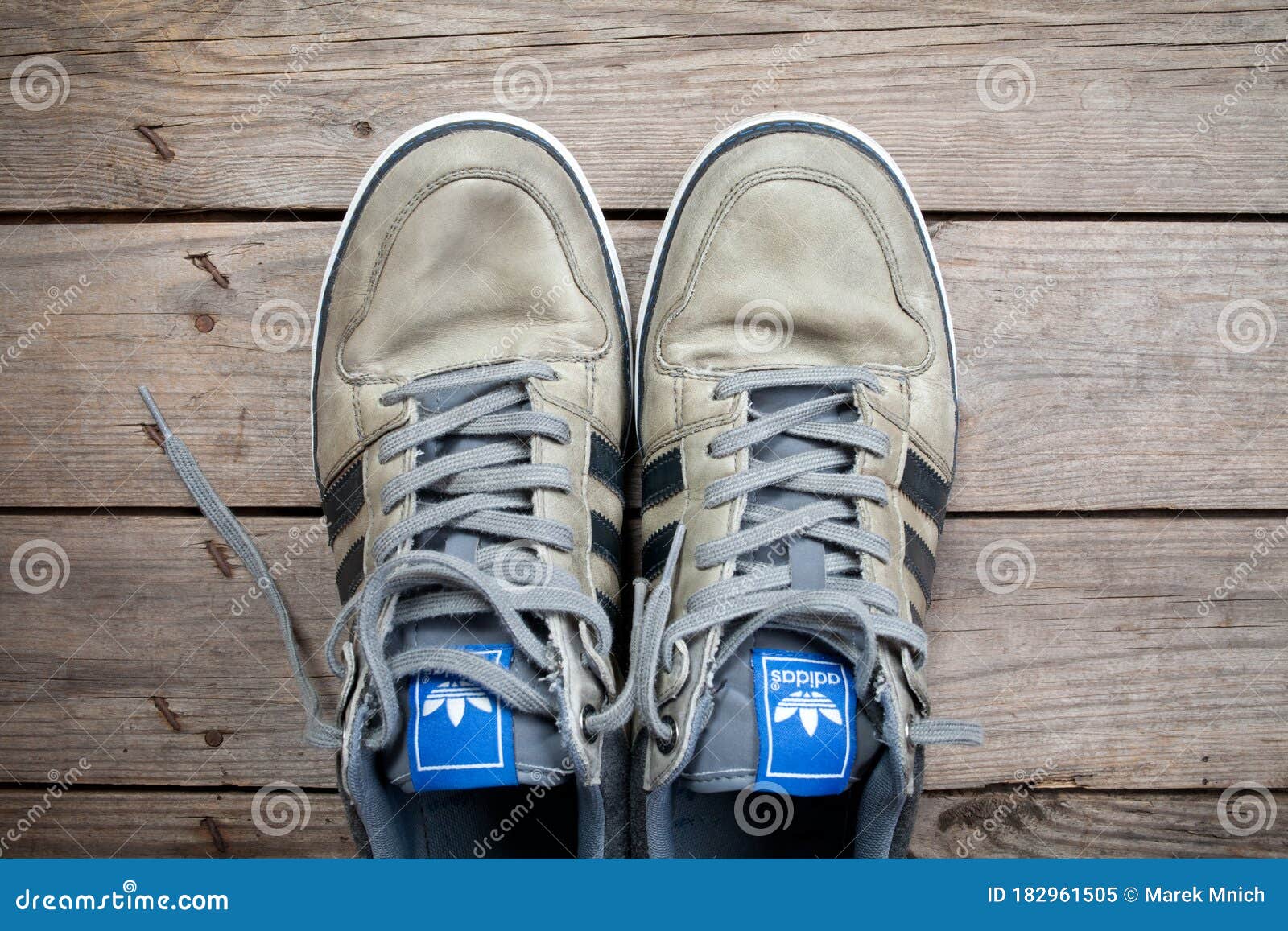 Zapatos adidas usados imagen editorial. Imagen de 182961505