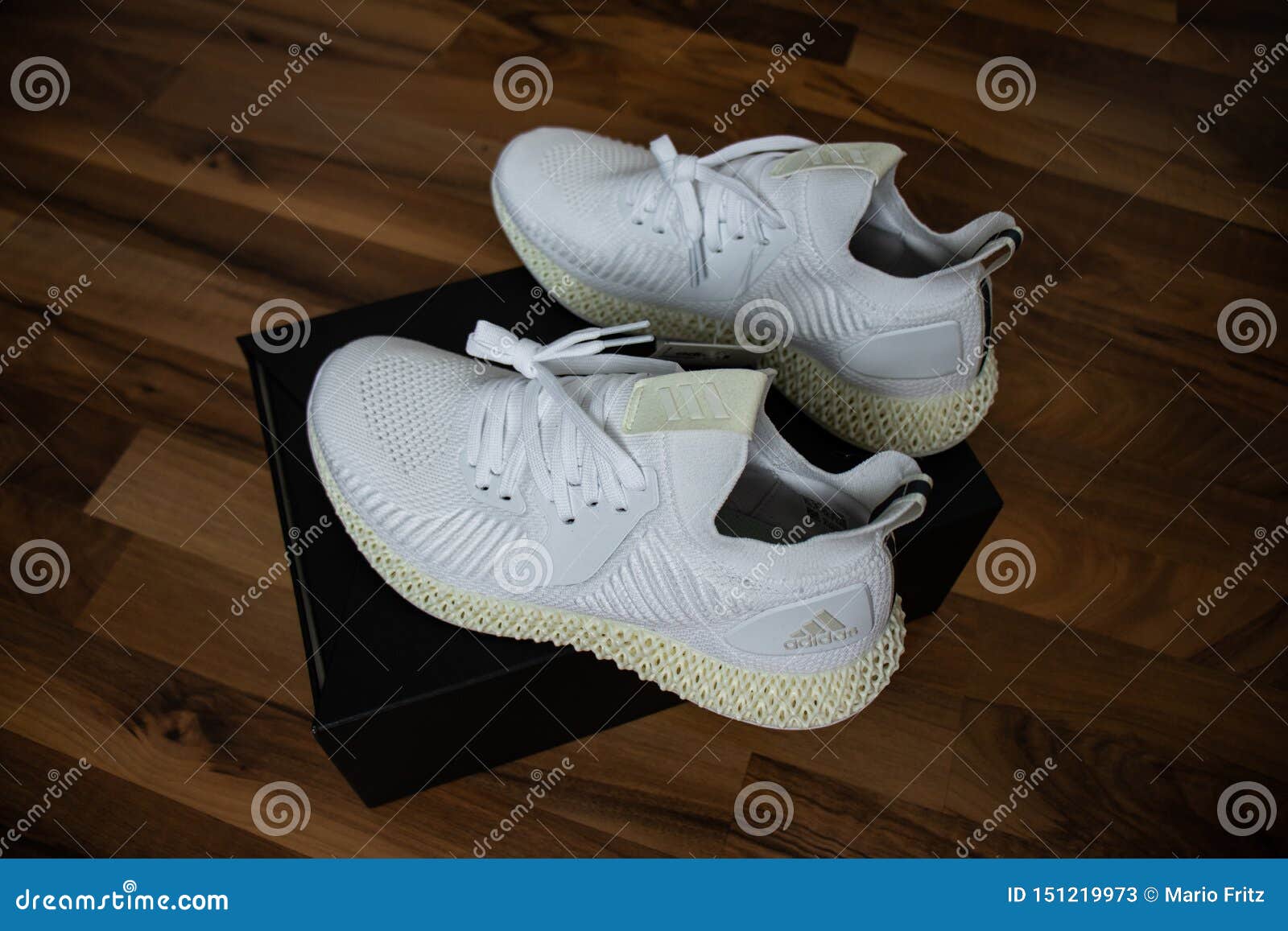 Zapatos Alphaedge 4D De Adidas En Blanco Y Foto de archivo editorial Imagen de elemento, primer: 151219973