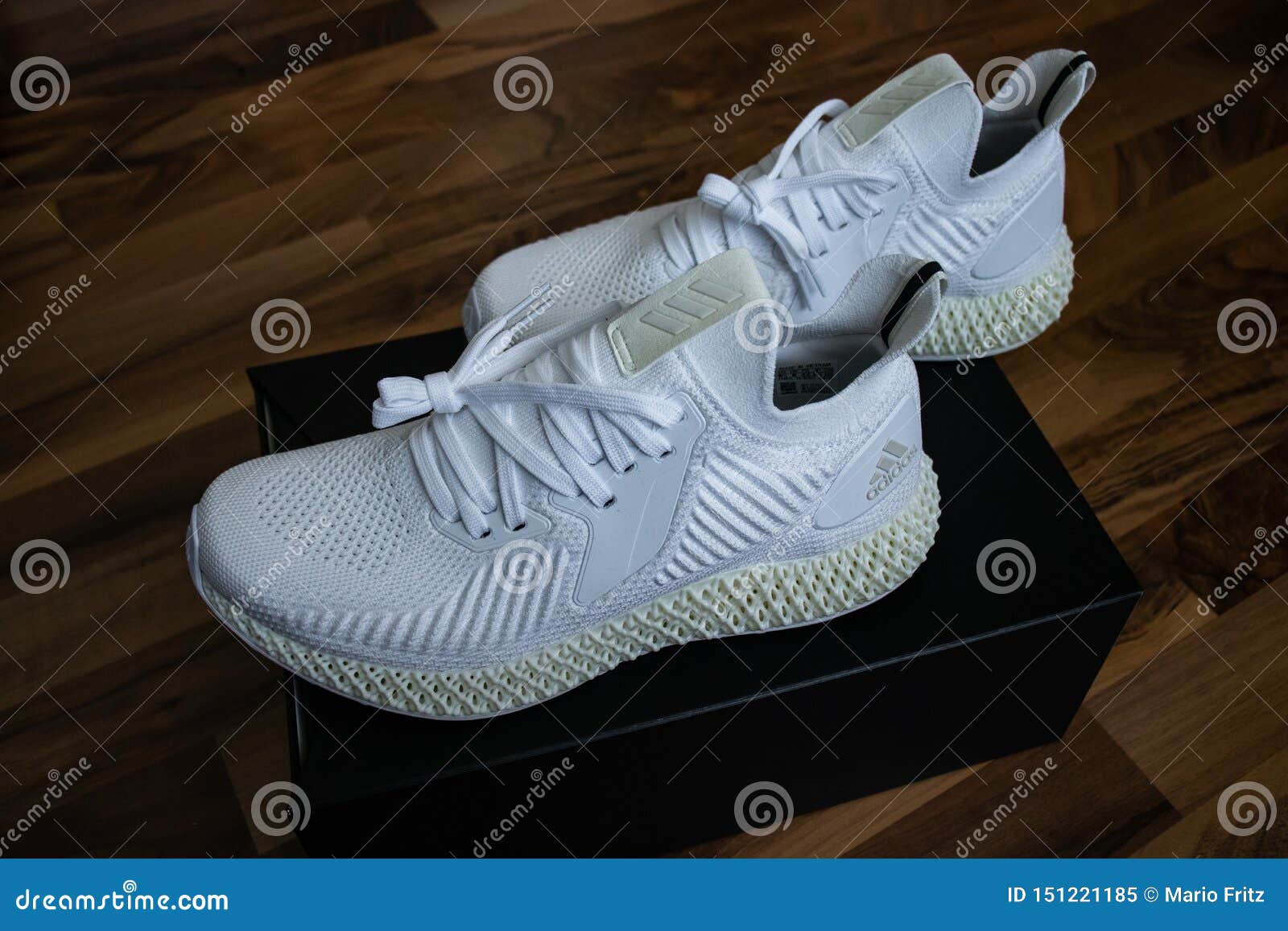 Zapatos Alphaedge 4D De Adidas Blanco Y Amarillo editorial - Imagen de aptitud, lifestyle: 151221185