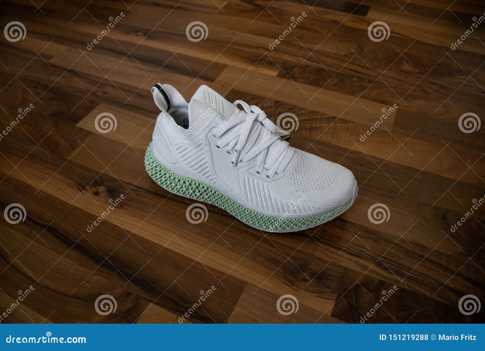 Zapatos Alphaedge De Adidas En Blanco Verde Foto de archivo editorial - Imagen de exterior, gente: 151219288
