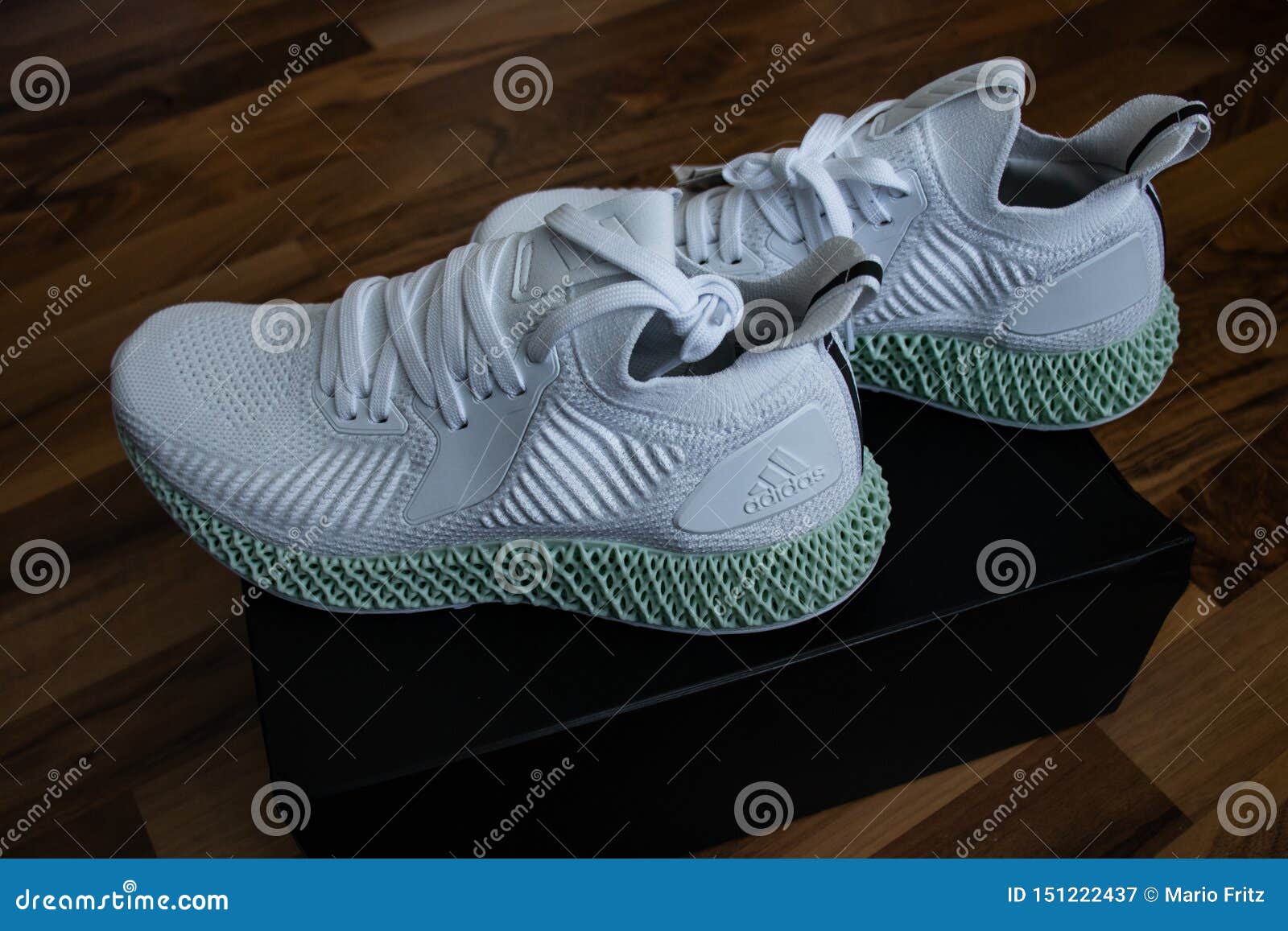 Zapatos Alphaedge 4D De Adidas En Blanco Y Verde Fotografía editorial - Imagen de ejercicio: 151222437