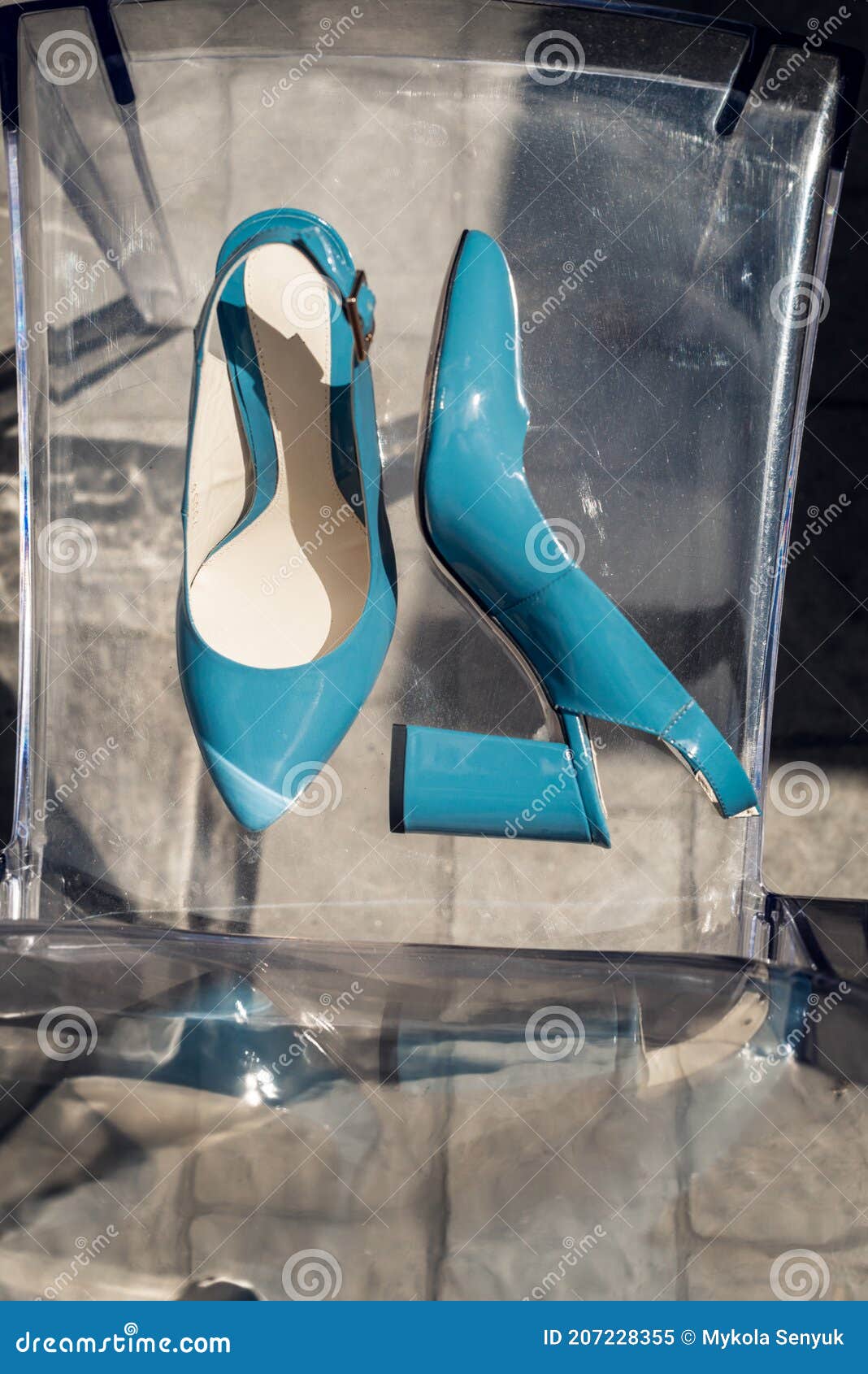 Zapatos Azules En Cuero Patente Sobre Una Silla De Plástico Transparente Imagen de archivo - azul, encanto: 207228355