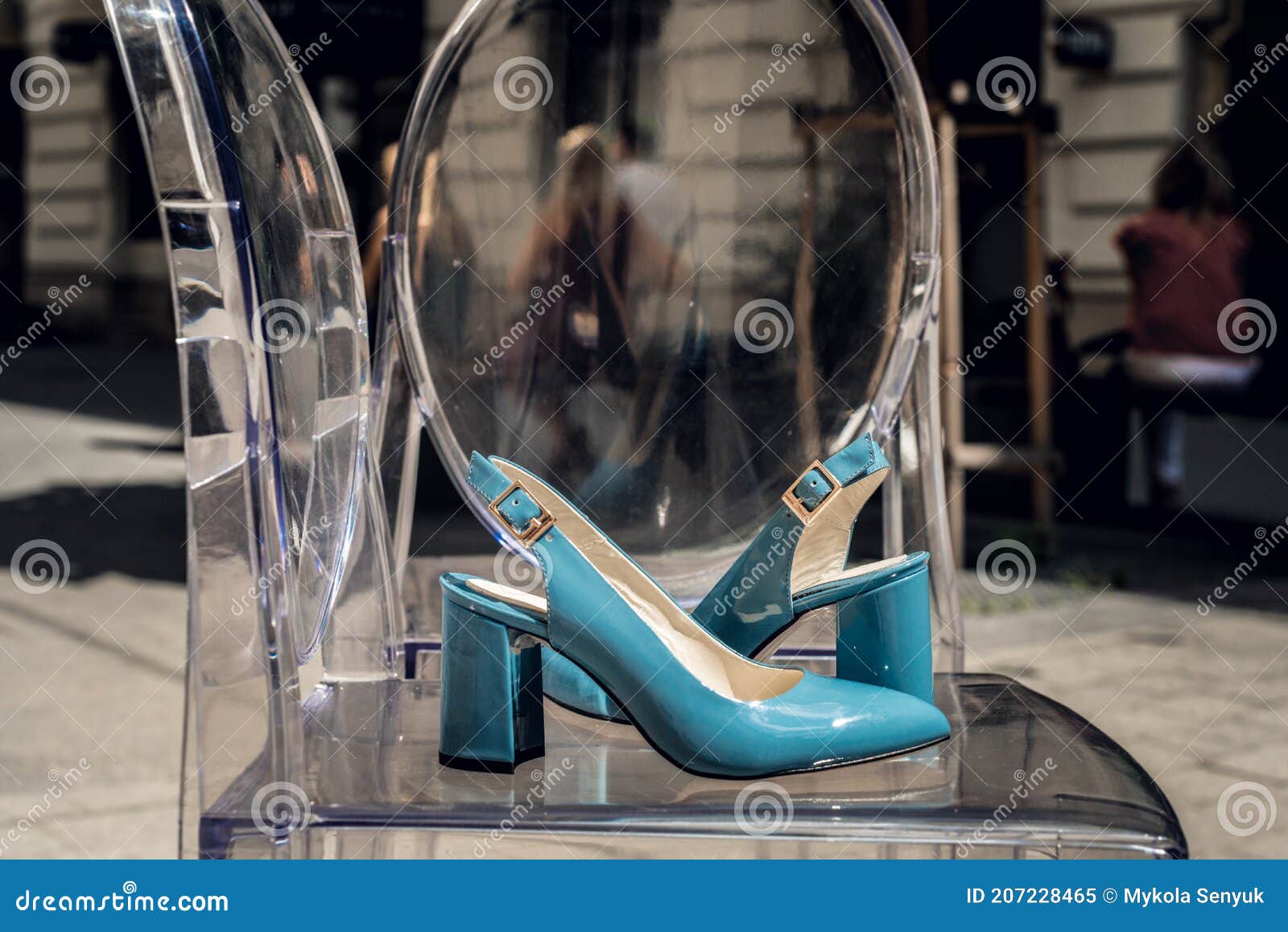 Zapatos Azules Hembra En Cuero Con Patente Sobre Una Silla De Transparente Imagen de archivo - Imagen de elegante, moderno: 207228465