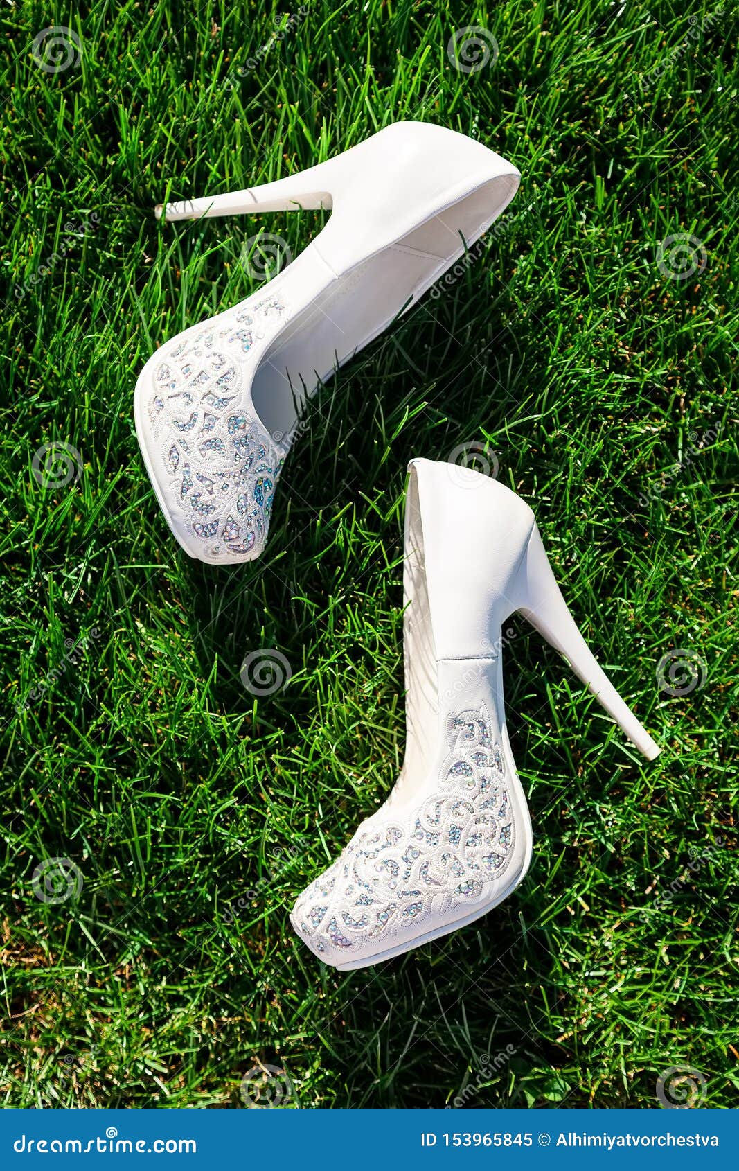 Zapatos Blancos De La Boda Con Los Artificiales Imagen de archivo - Imagen de verano, 153965845