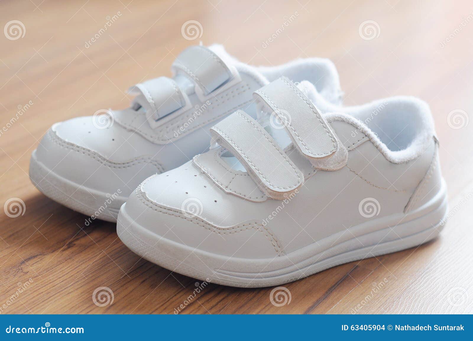 defensa Último Correctamente Zapatos blancos del niño foto de archivo. Imagen de ropa - 63405904