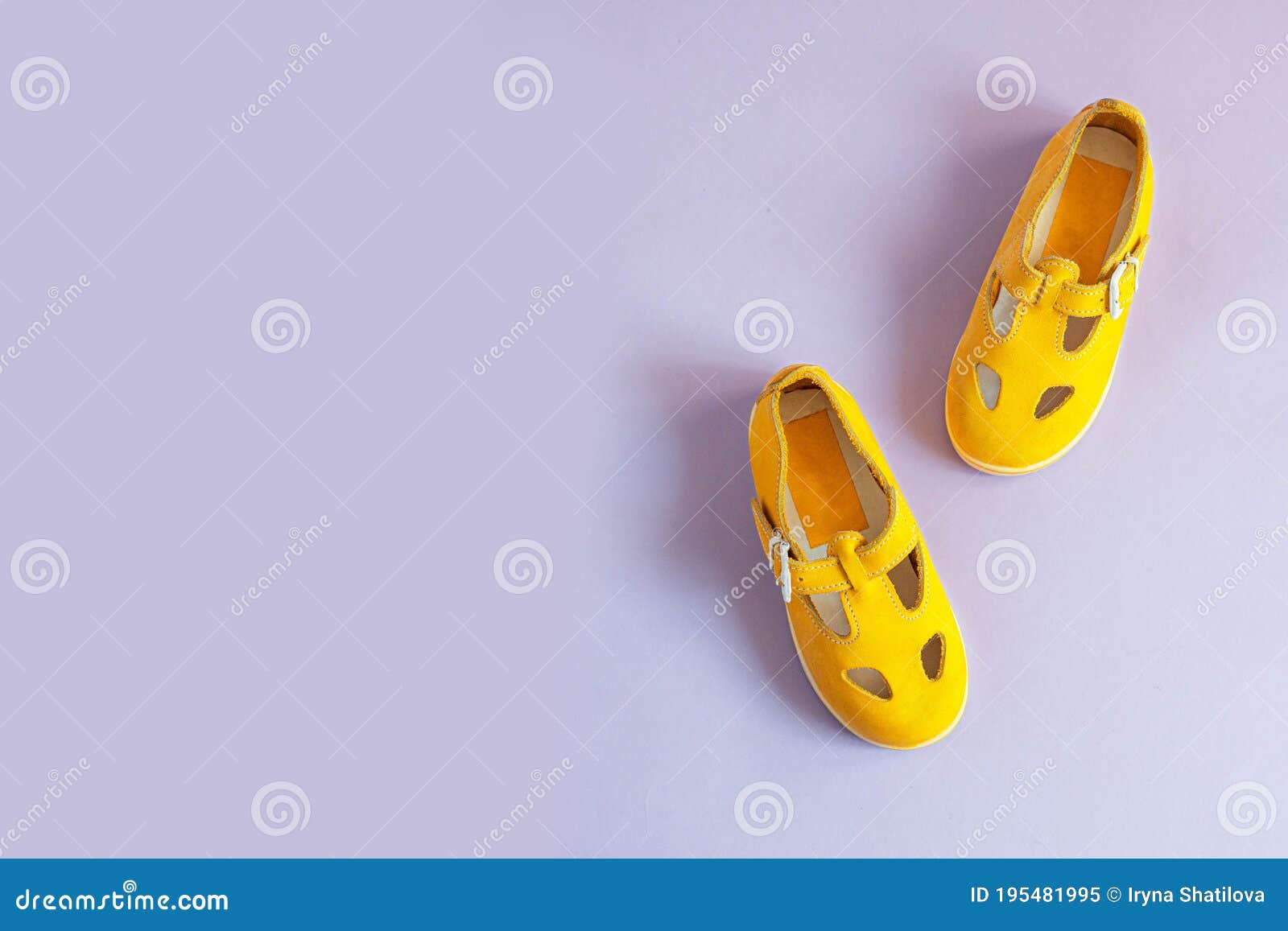 Zapatos Brillantes Amarillos Para Niños Con Fondo Lilac Con Espacio De Concepto De Ropa De Bebé. Capa Plana De Superi Imagen de archivo - Imagen de fondo, activo: 195481995