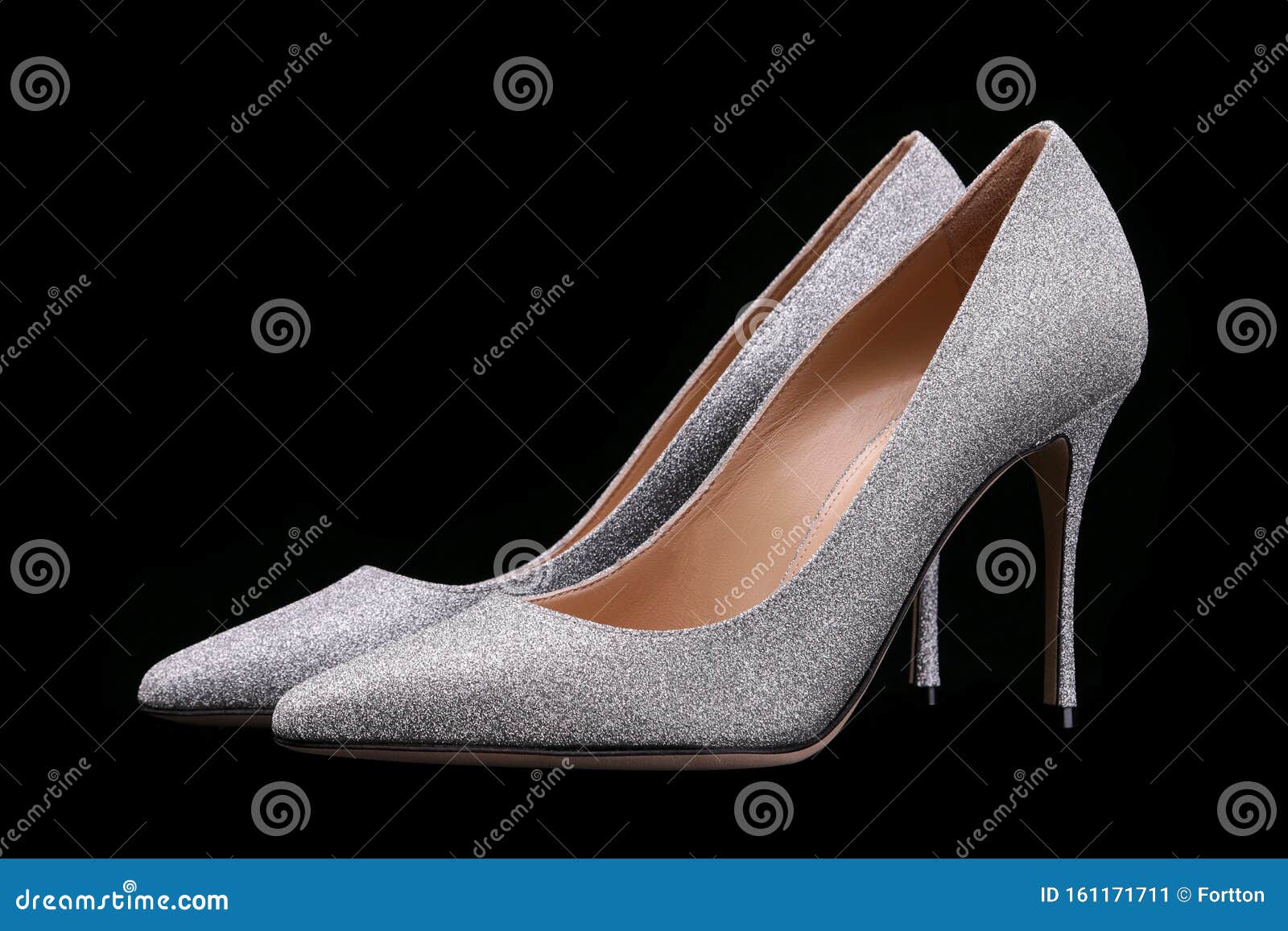 Zapatos Brillantes De Alto Nivel Con Un Dedo Gordo Imagen de archivo - Imagen color: 161171711