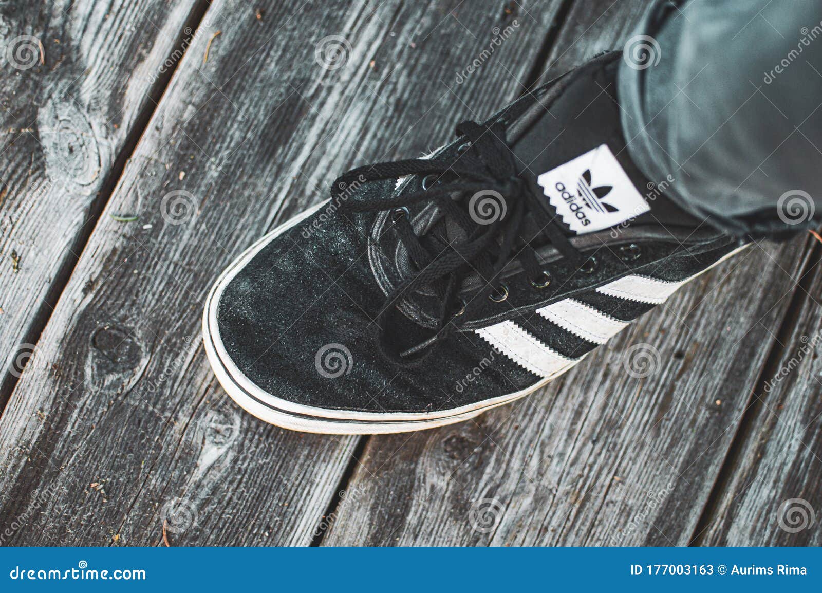 Zapatos de adidas negros de editorial. Imagen de popular -