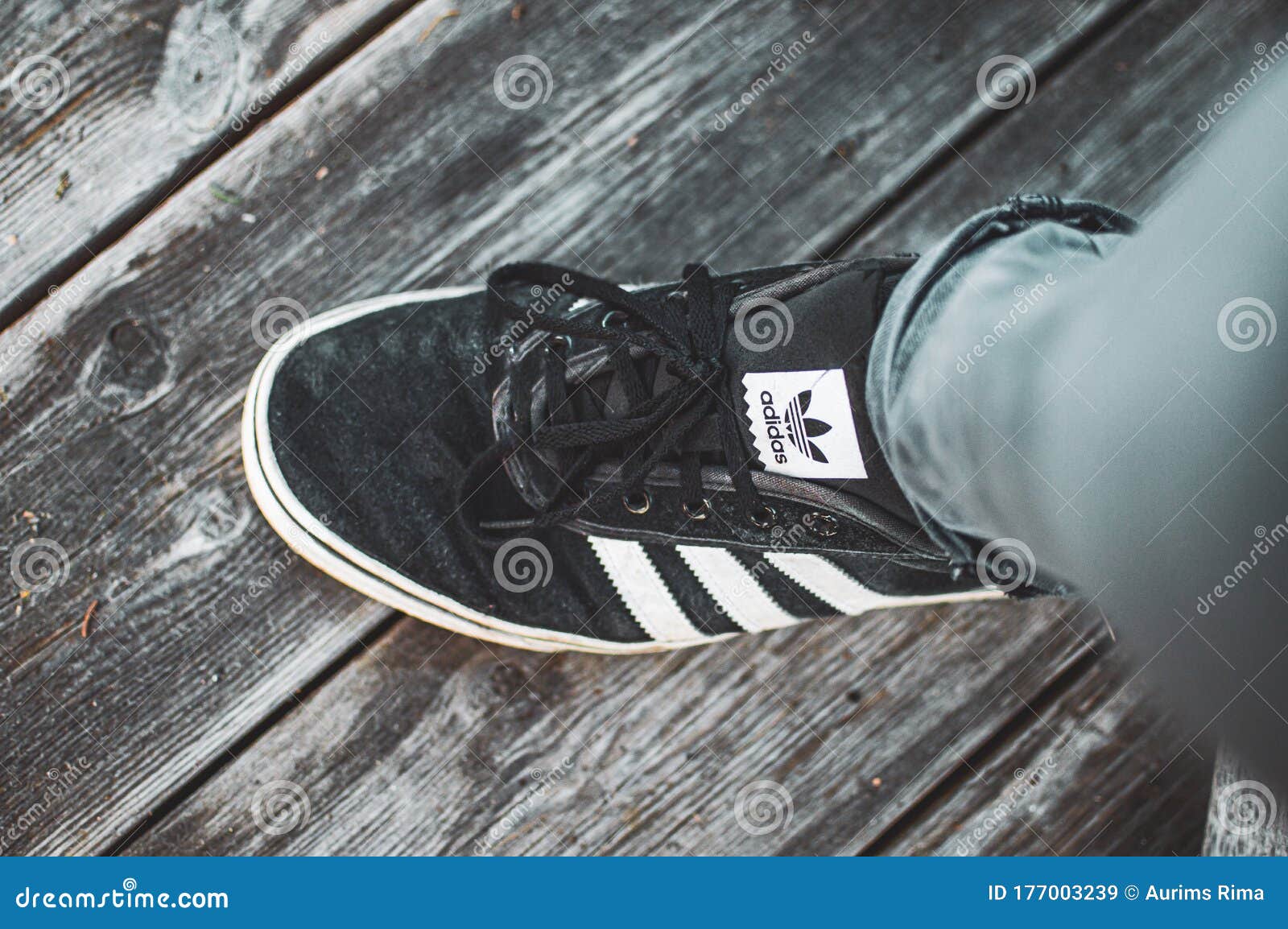 Zapatos de adidas negros imagen de archivo editorial. de deporte -