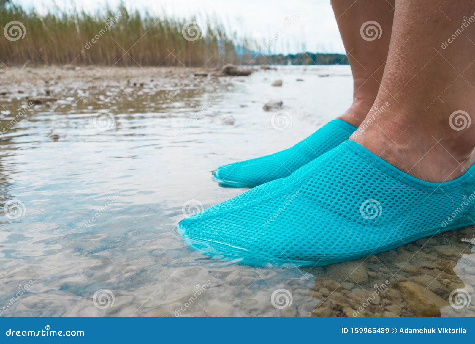 Zapatos De Agua/zapatos Azules De BaÃ±o Sobre Rocas En El En La Playa. Detalle De Los Pies De Una Mujer Que Usa Zap Imagen de archivo - Imagen de playa,