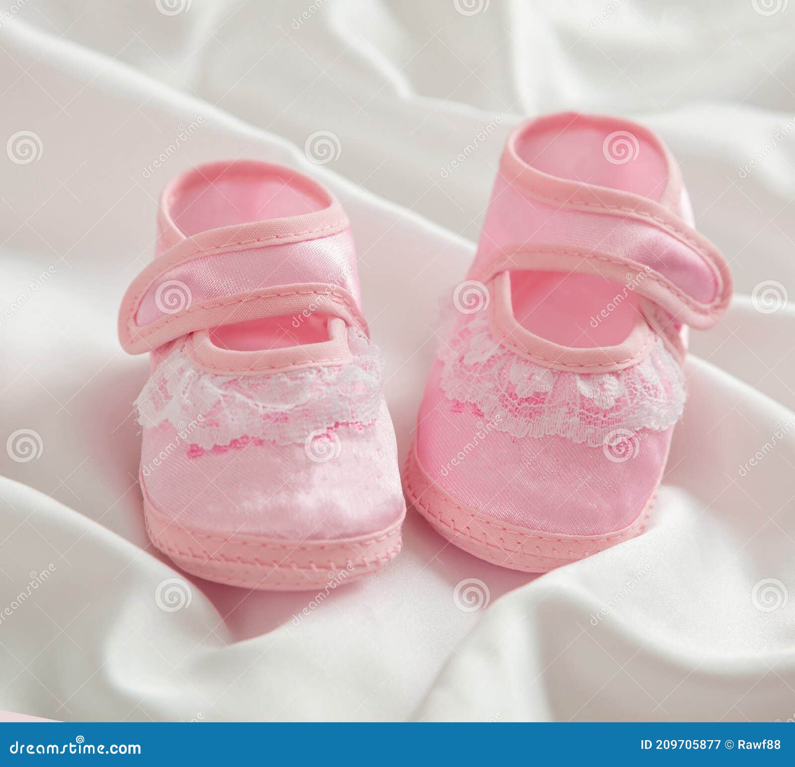 Zapatos De Bebé De Fondo Blanco De Satén Espacio De Copia Vertical Imagen de archivo - de bebé, cabrito: 209705877