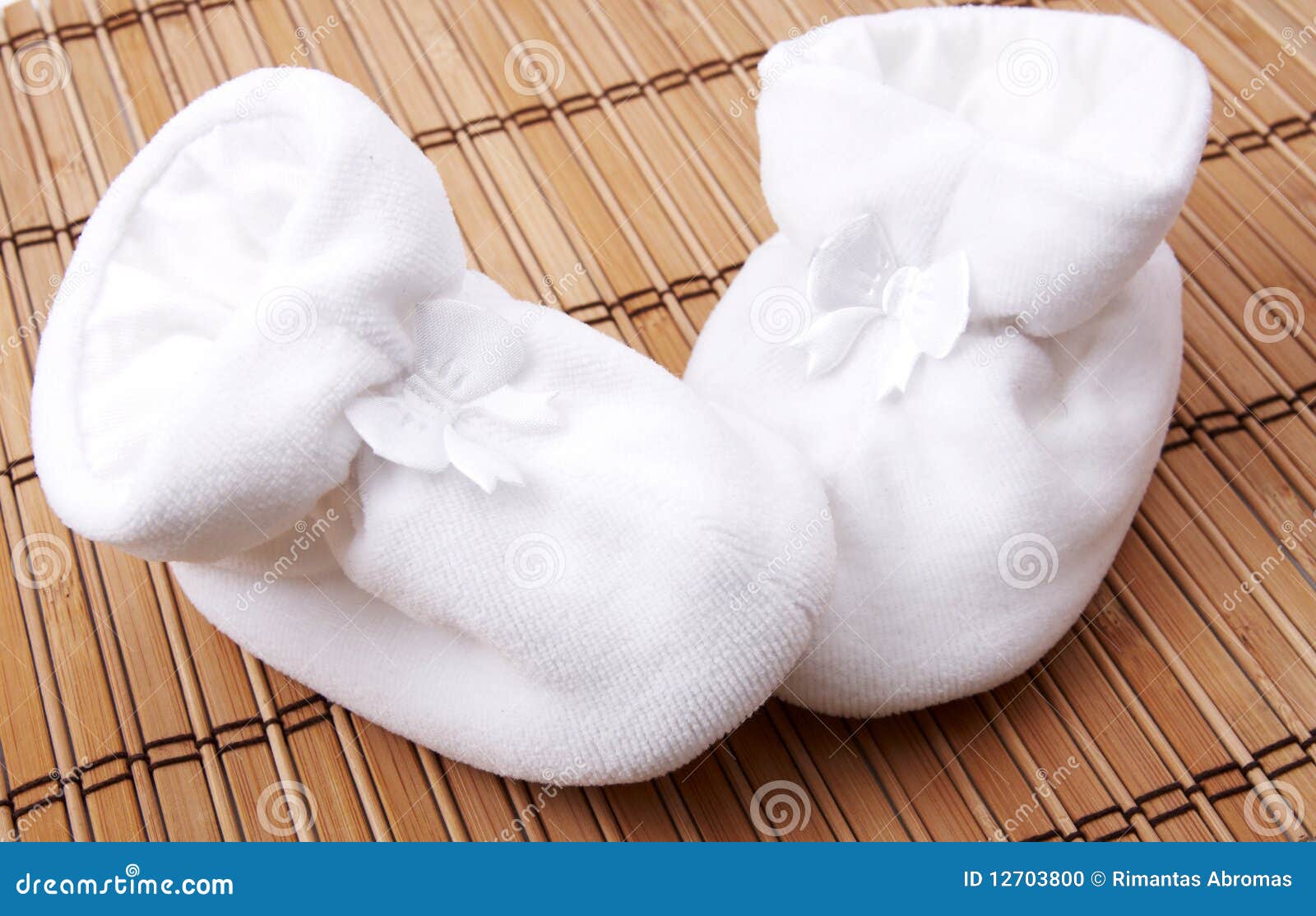 Zapatos De Bebé Nacidos Adornados de archivo - Imagen de infante: 12703800