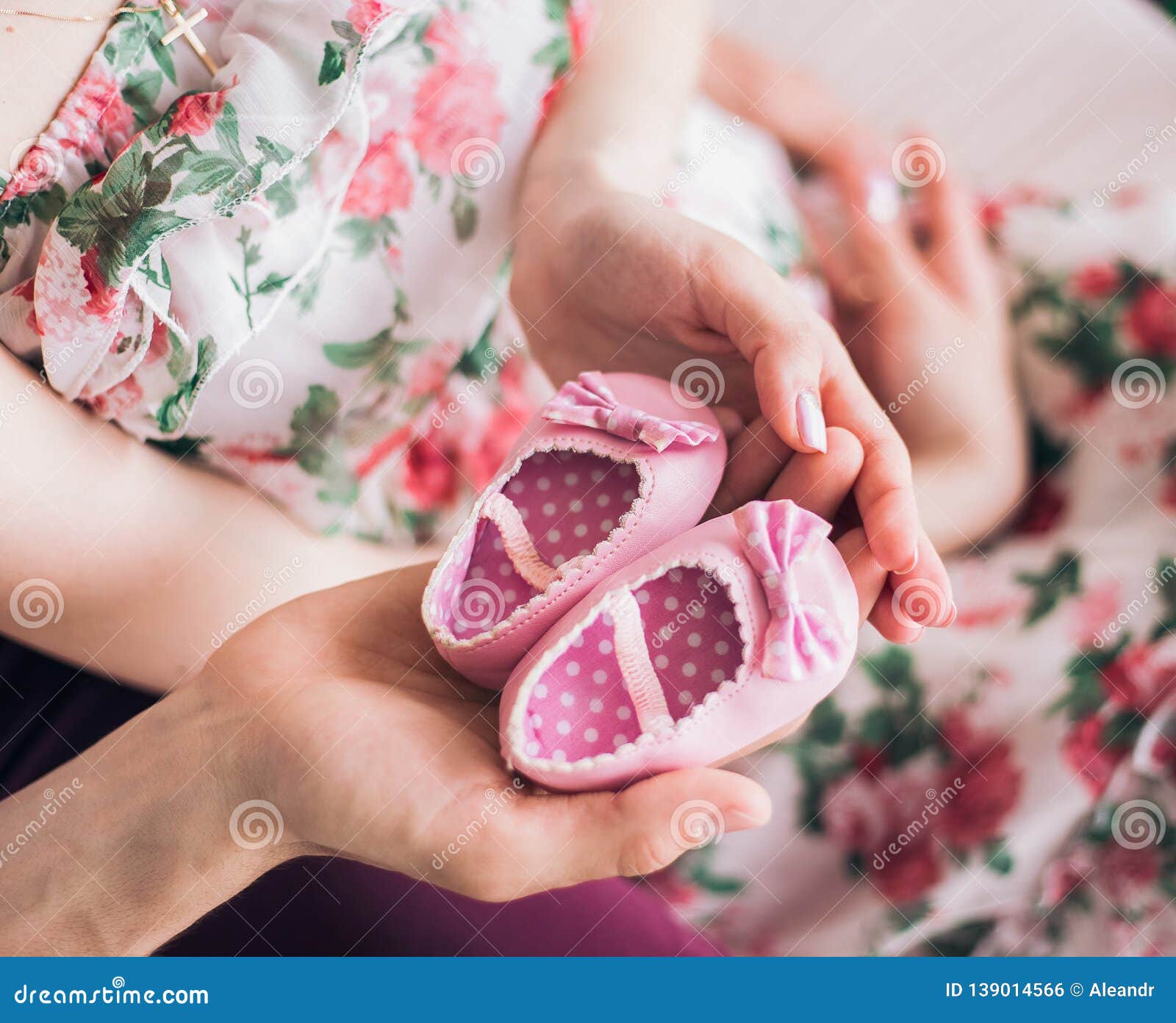 Zapatos De Bebé Rosados Femeninos Dulces Lindos Manos Foto de archivo - Imagen de pares, esperar: 139014566