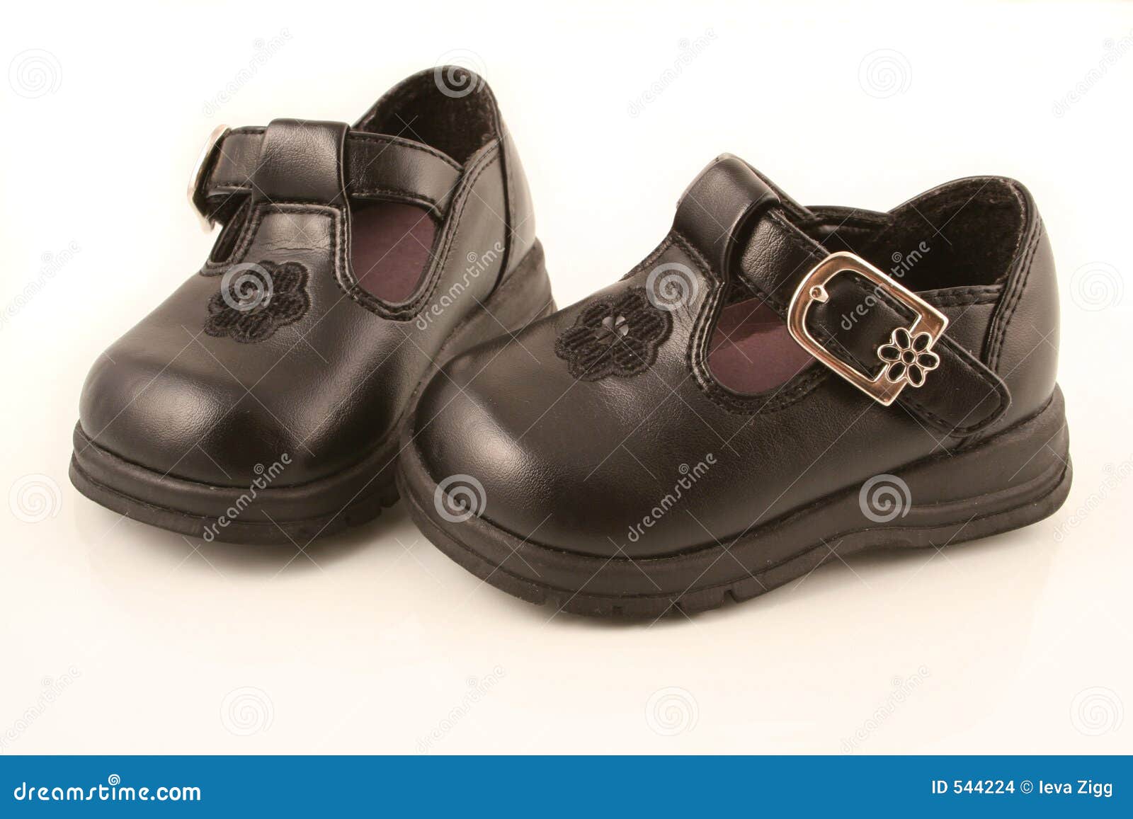 Zapatos de beb negros foto de archivo. Imagen de festivo 544224