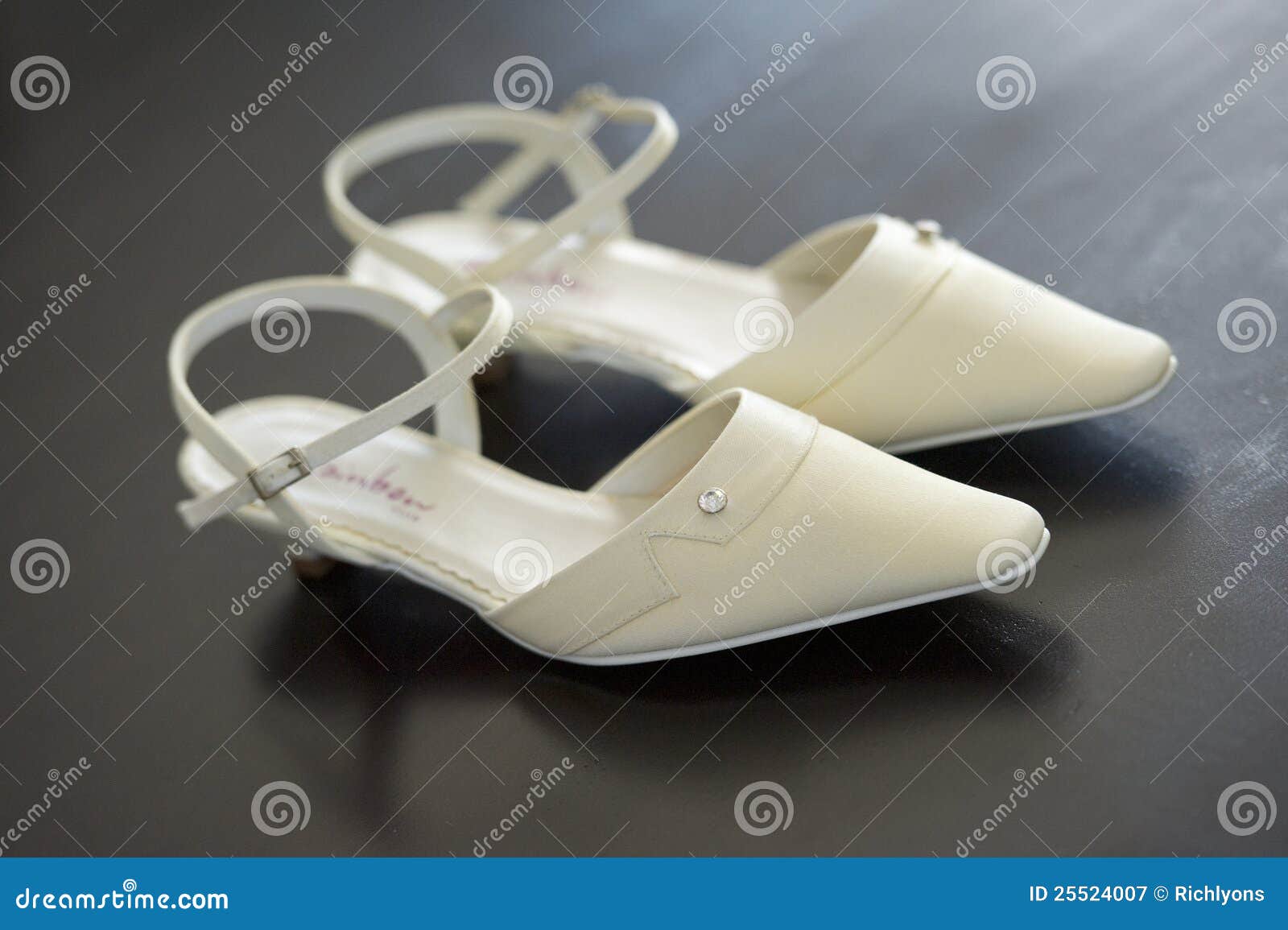 Zapatos de la boda. Hermoso de los zapatos blancos de la boda