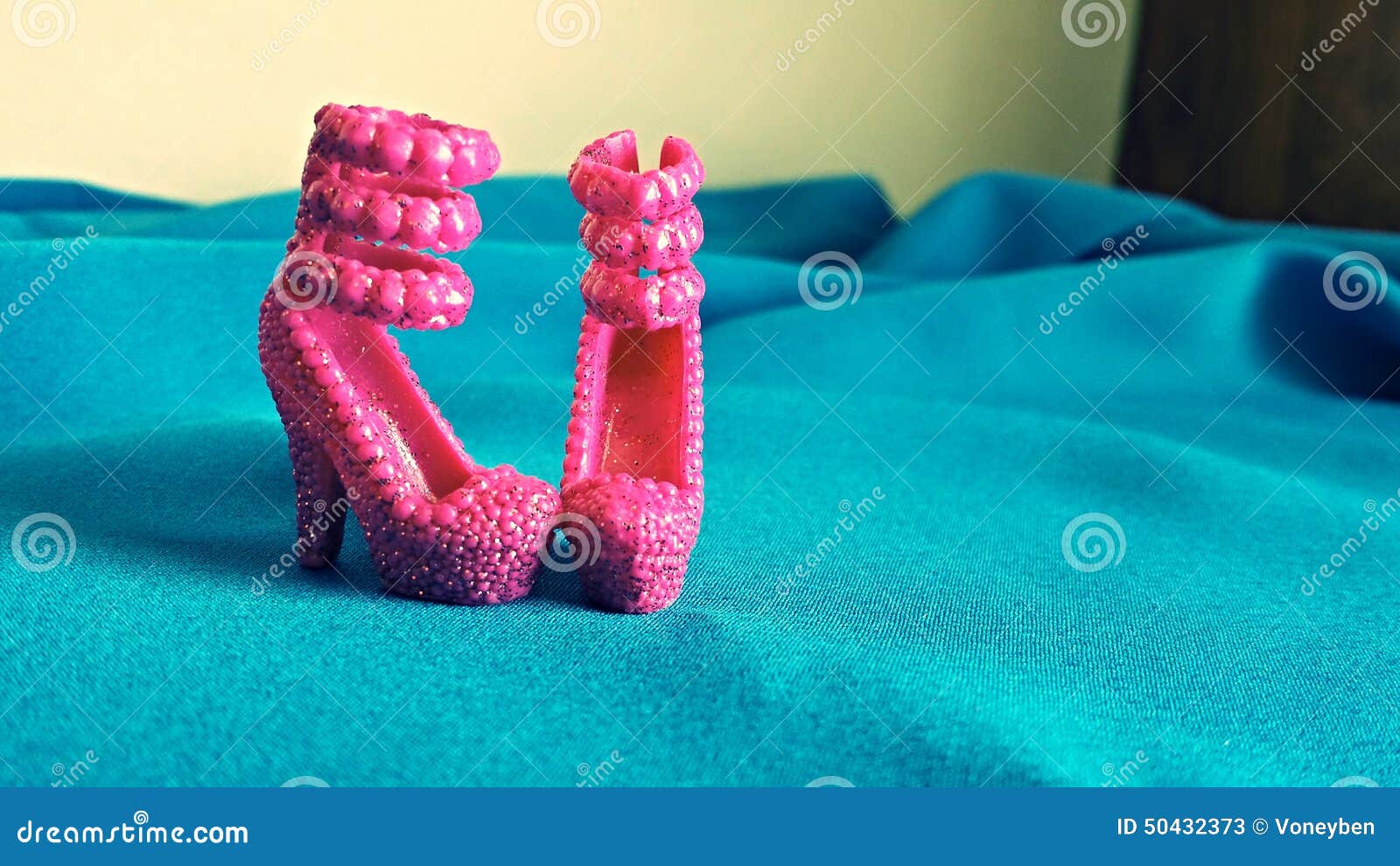 Zapatos de la muñeca. Un cierre para arriba de los tacones altos de la muñeca, zapatos brillantes rosados brillantes El juguete de los niños, talones lindos