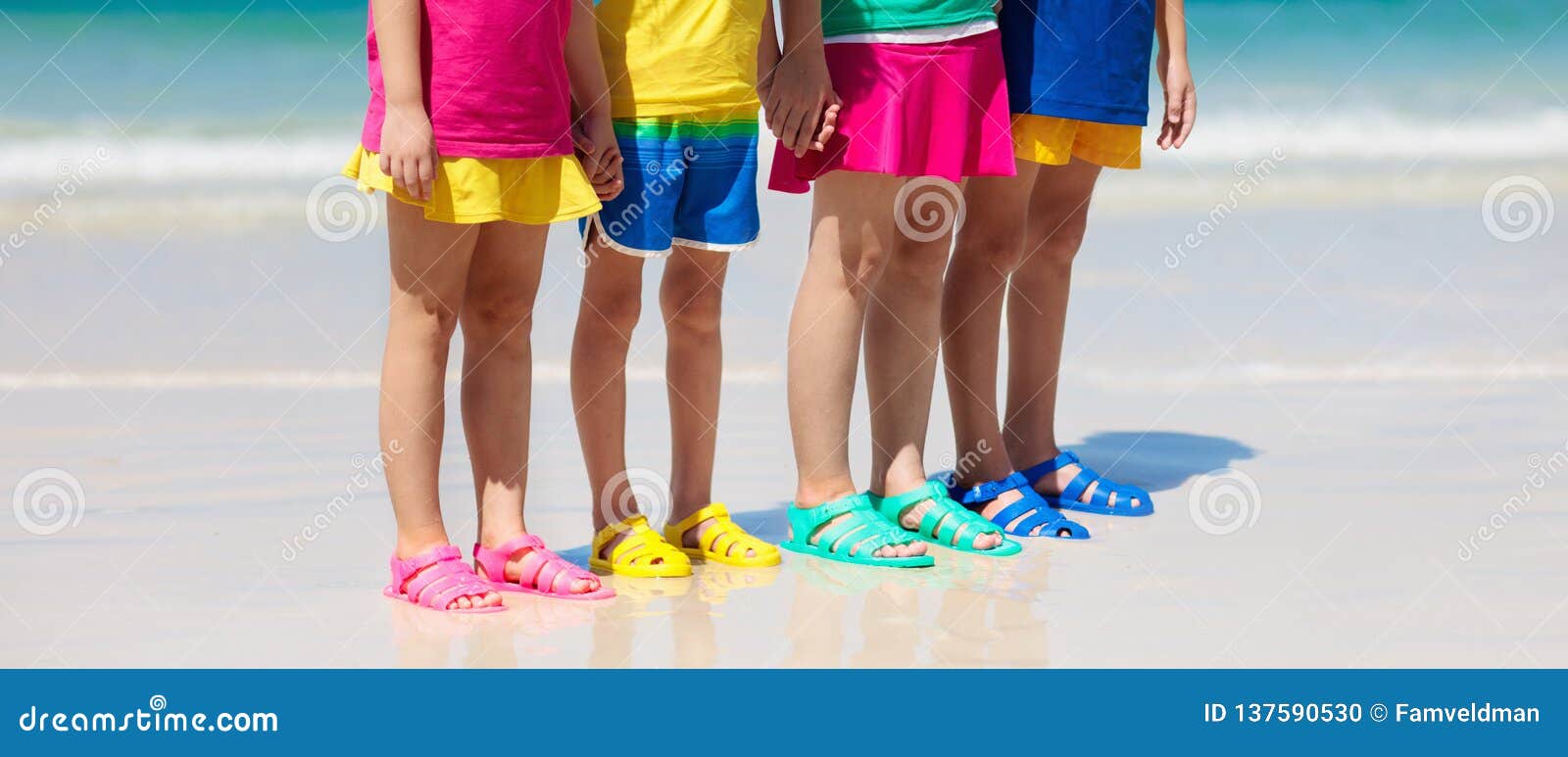 Zapatos De La Playa De Los Niños Calzado Del Mar Verano De Los Niños Foto de archivo - Imagen de arena, familia: 137590530