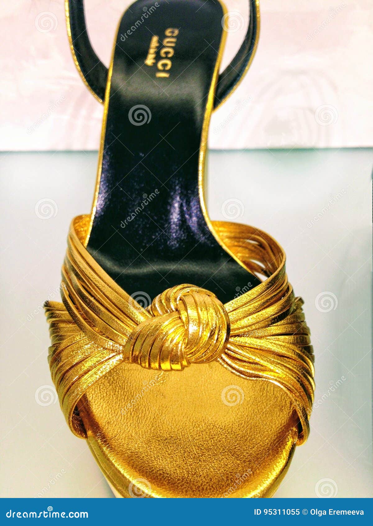 Zapatos De Oro Del ` S De Las De La Plataforma De Gucci Imagen editorial - de ropa, calzado: