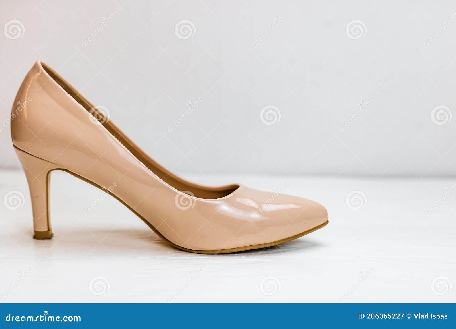 Zapatos De Tacones Altos De Color Beige Aislados En Fondo Blanco Con Espacio Para Copiar de archivo - Imagen de cuidado, cuero: 206065227
