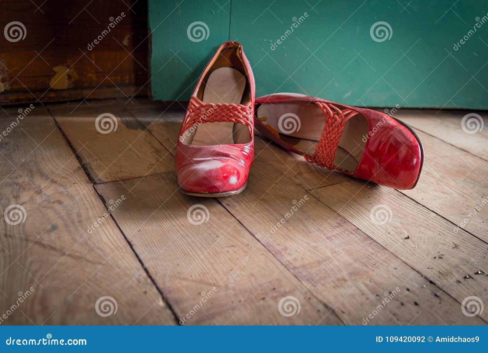 Zapatos De Vestir Rojos Del Tacón Alto Del S De La Mujer Que Mienten En Piso De Madera Rústico de archivo - Imagen de hembra, ropa: 109420092