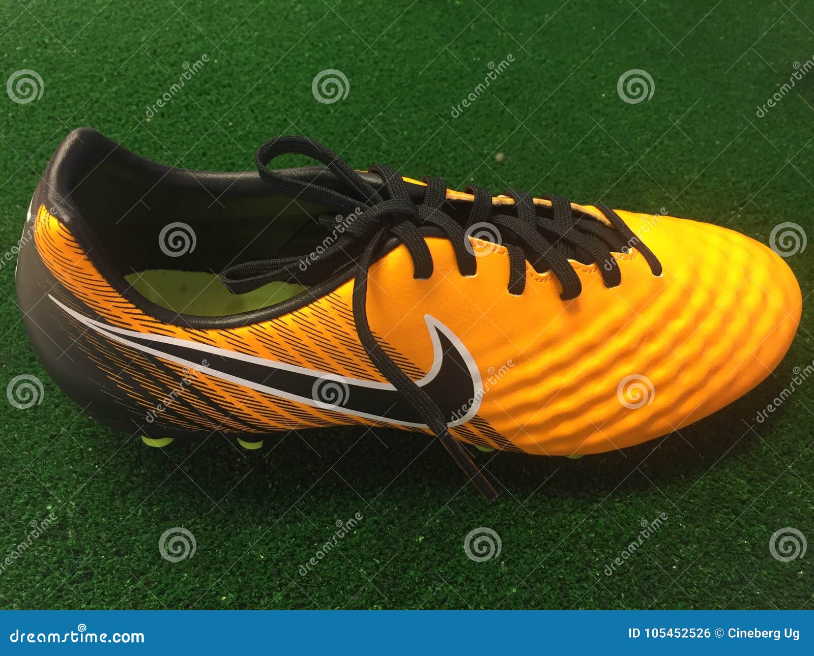 Zapatos Del Fútbol De Nike Para La Venta Foto editorial - Imagen de accesorios: 105452526