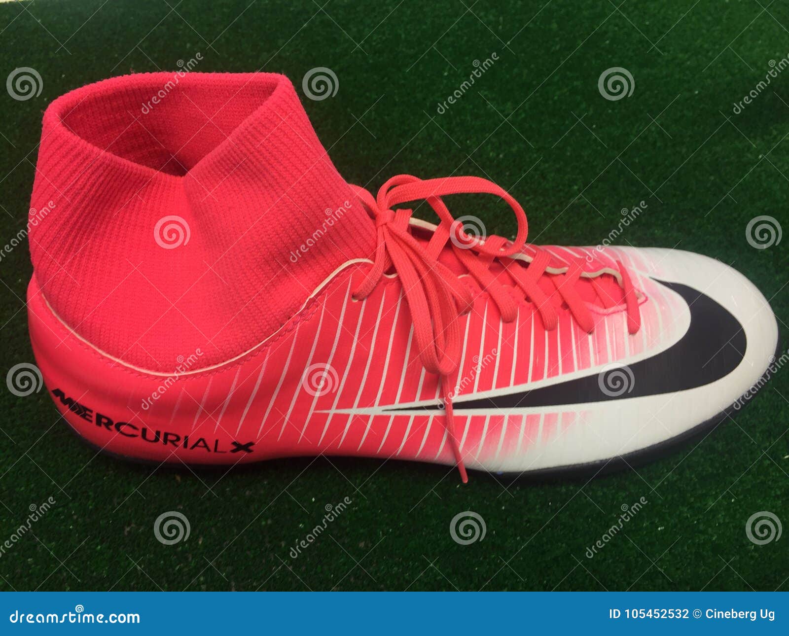 Zapatos Del Fútbol De Nike Para La Venta Fotografía editorial - Imagen de muestra, 105452532
