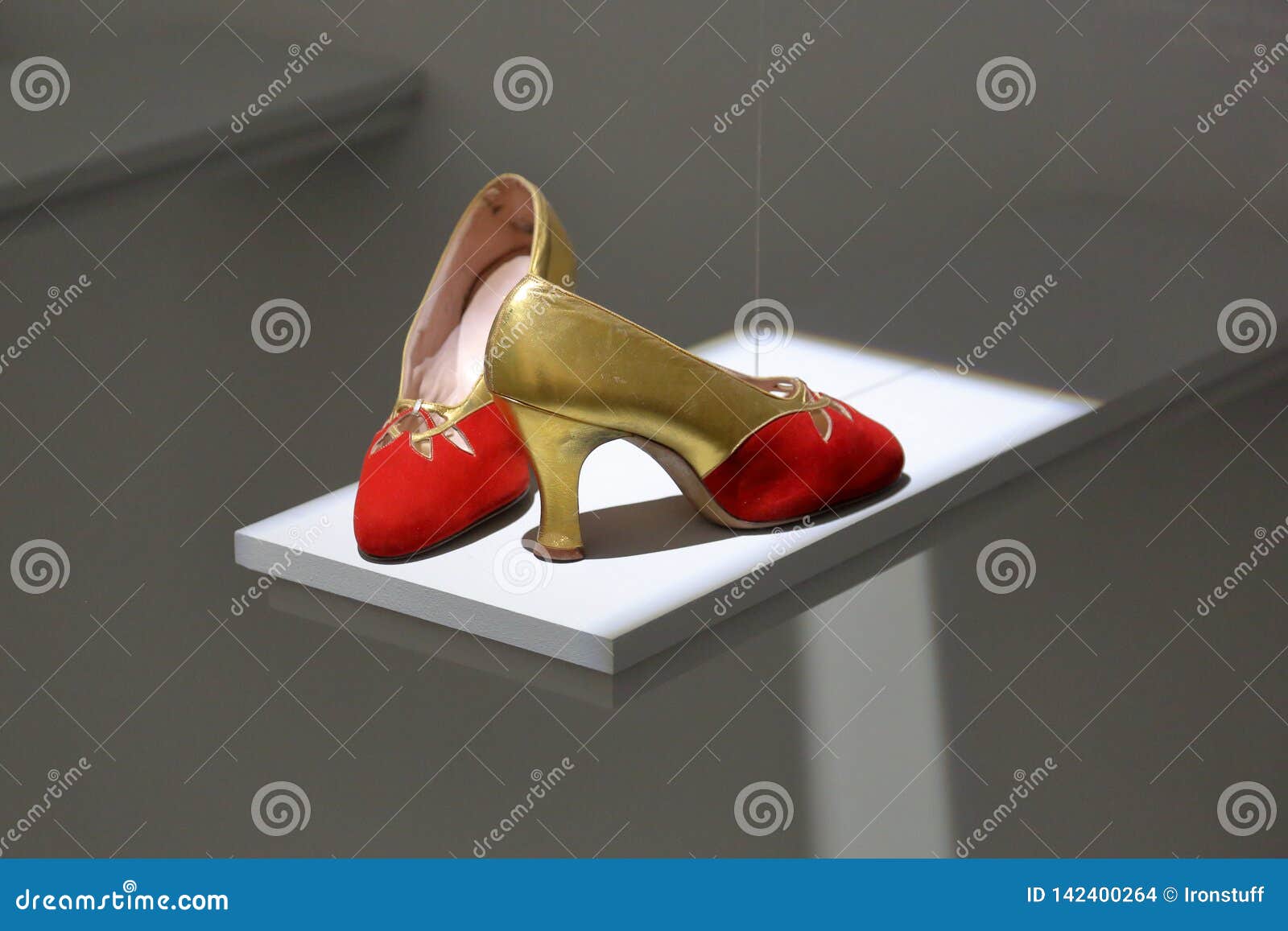 Zapatos del vintage mujer foto de archivo. Imagen de objetos - 142400264