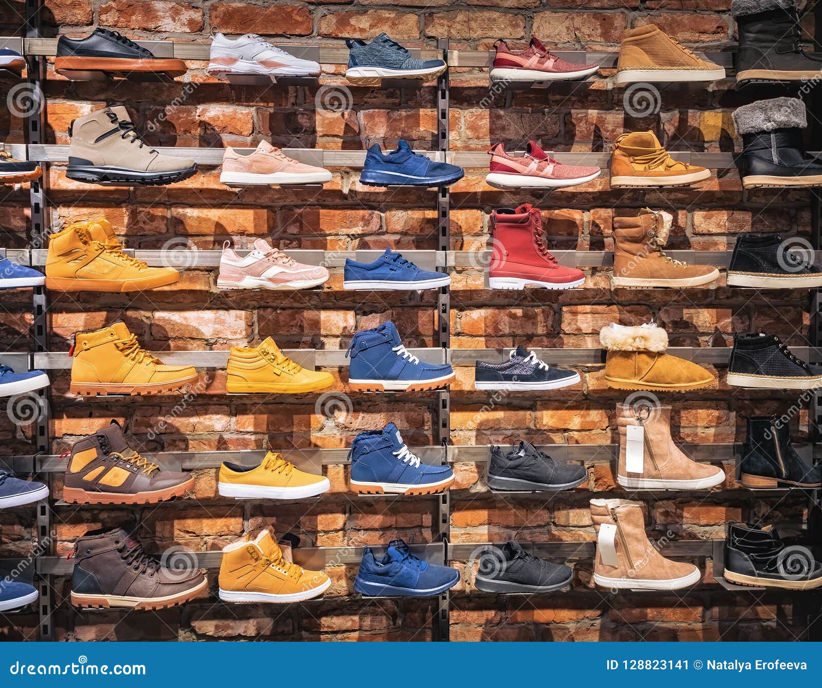 En La Ventana De La Tienda Porciones De Diverso S De Los Hombres Y De Zapatillas De Deporte De Los Zapatos Del ` S De Imagen de archivo -