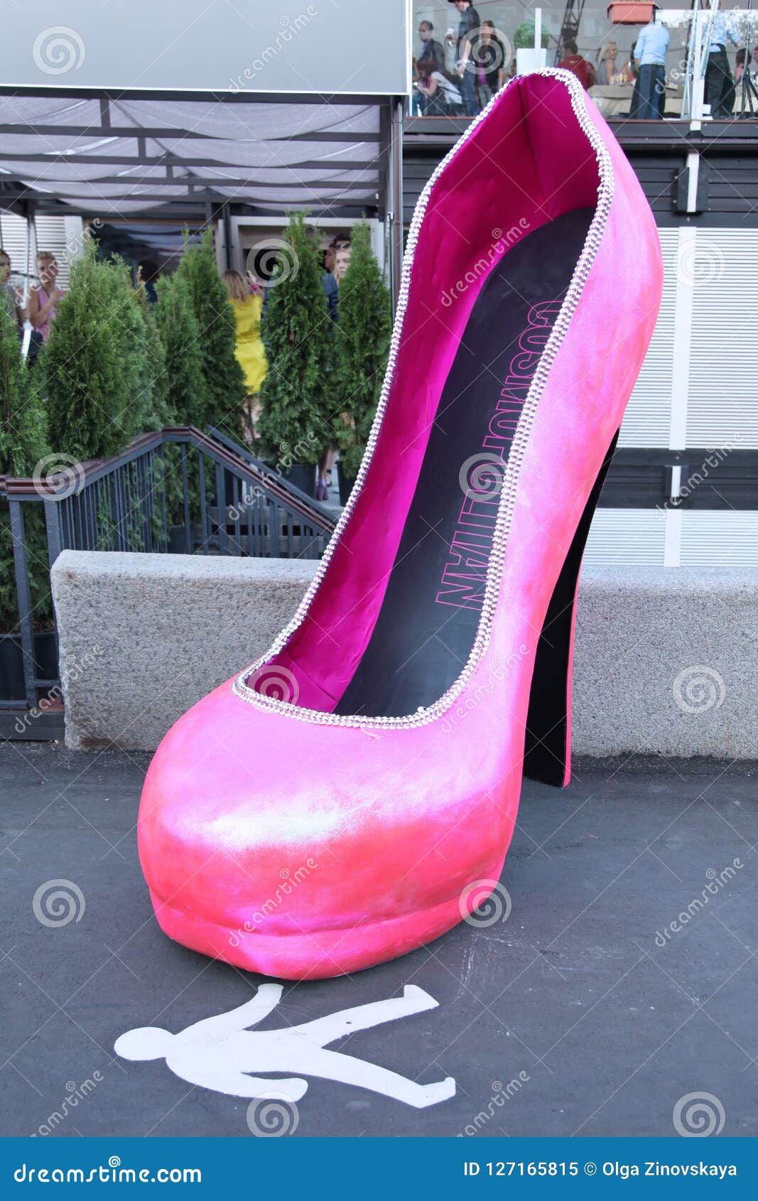 llevar a cabo lado pegamento Zapatos Enormes Del ` S De Las Tallas De Mujeres Como Decoración En La  Calle Moscú 19 Imagen editorial - Imagen de rosa, mujeres: 127165815
