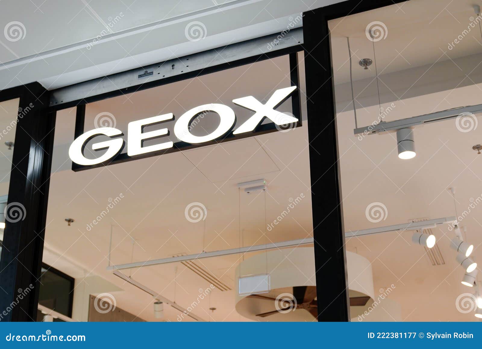 VALENCIA, ESPAÑA 15 FEBRERO De 2022: Geox Es Marca Italiana De Calzado Y Ropa Fotografía De Stock Alamy |