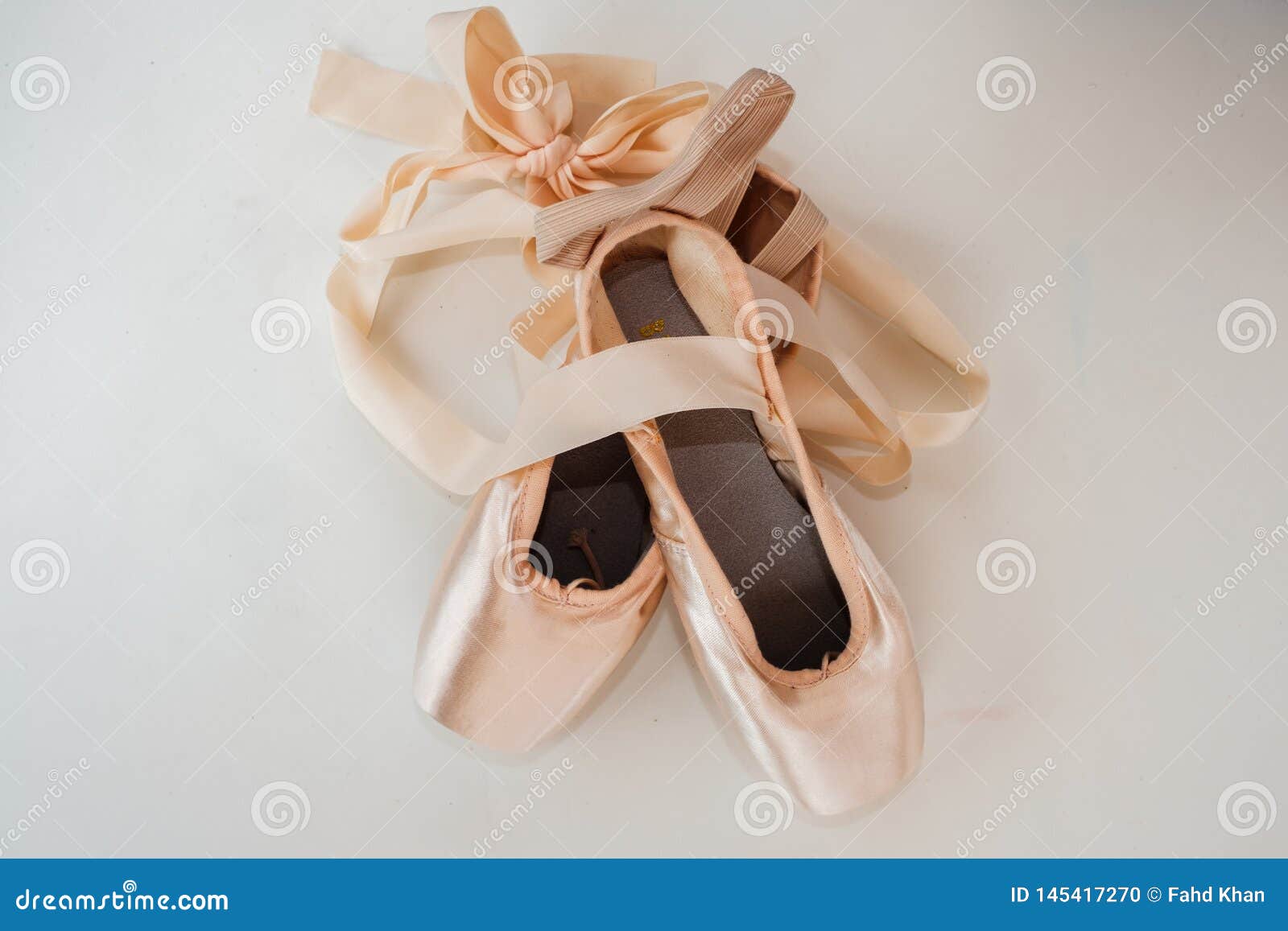 Zapatos Jovenes La Bailarina/zapatos Del Pointe Aislados En El Fondo Blanco Imagen editorial - Imagen ballet, zapatos: 145417270